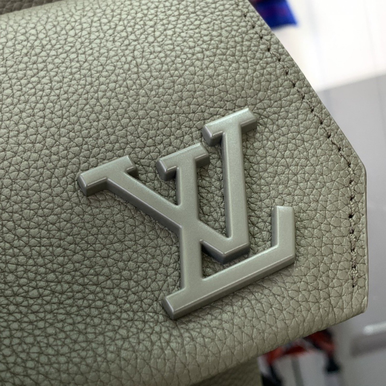 LV Shoulder bag m22611