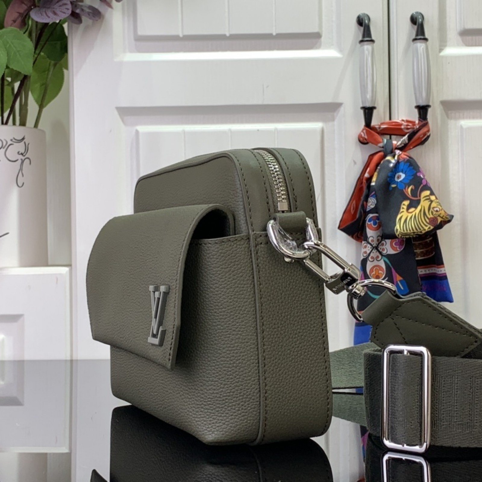 LV Shoulder bag m22611