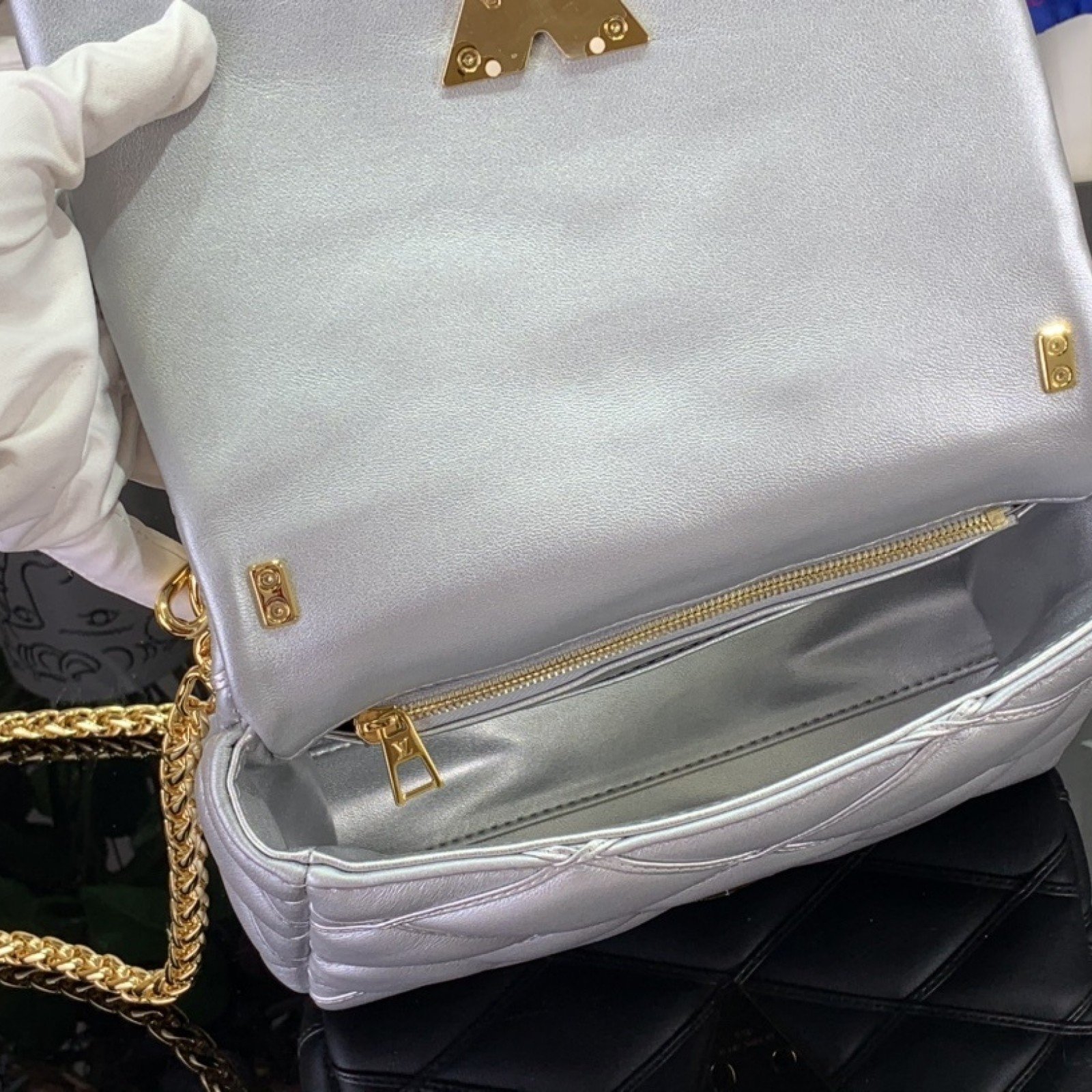 LV Shoulder bag m25107