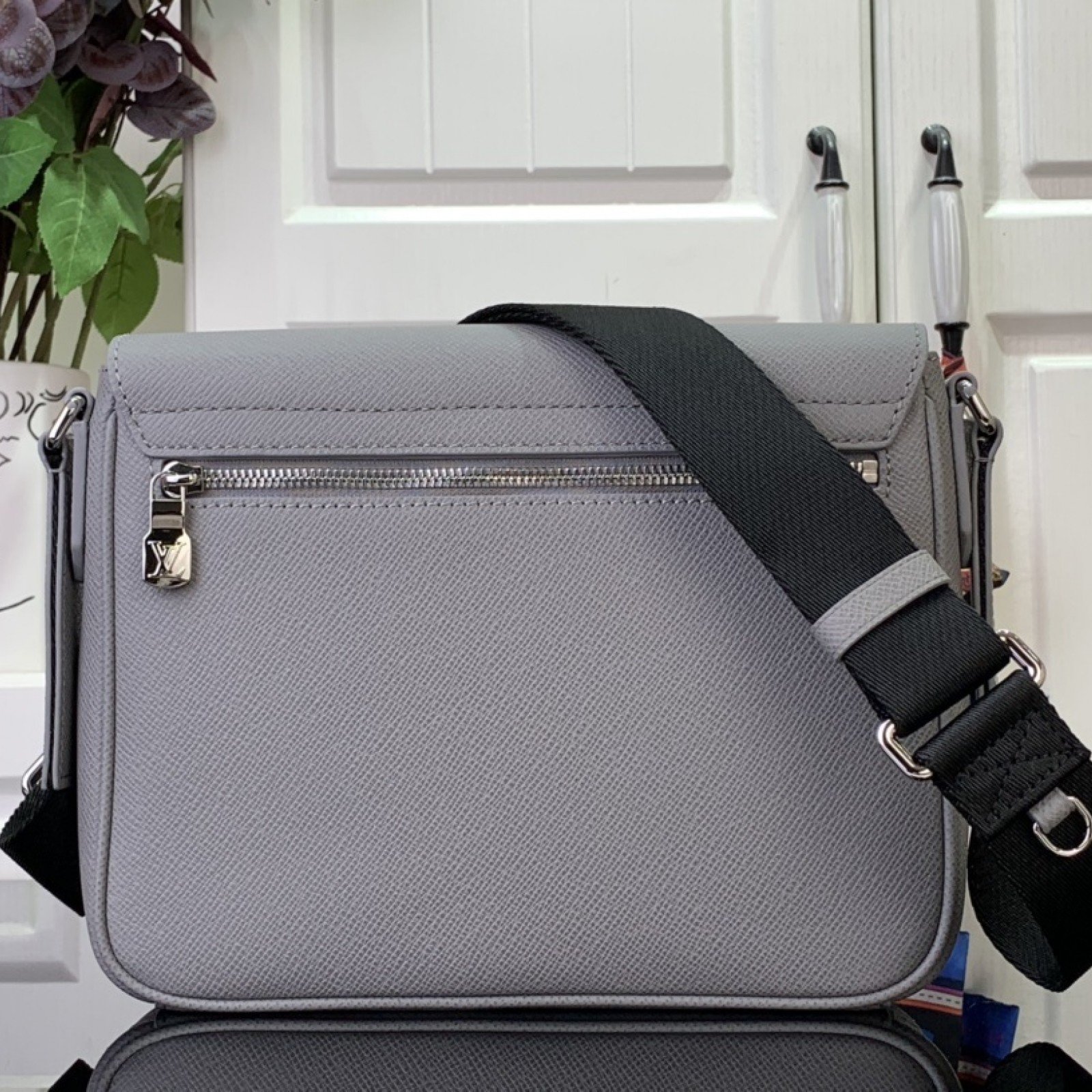 LV Shoulder bag m30850