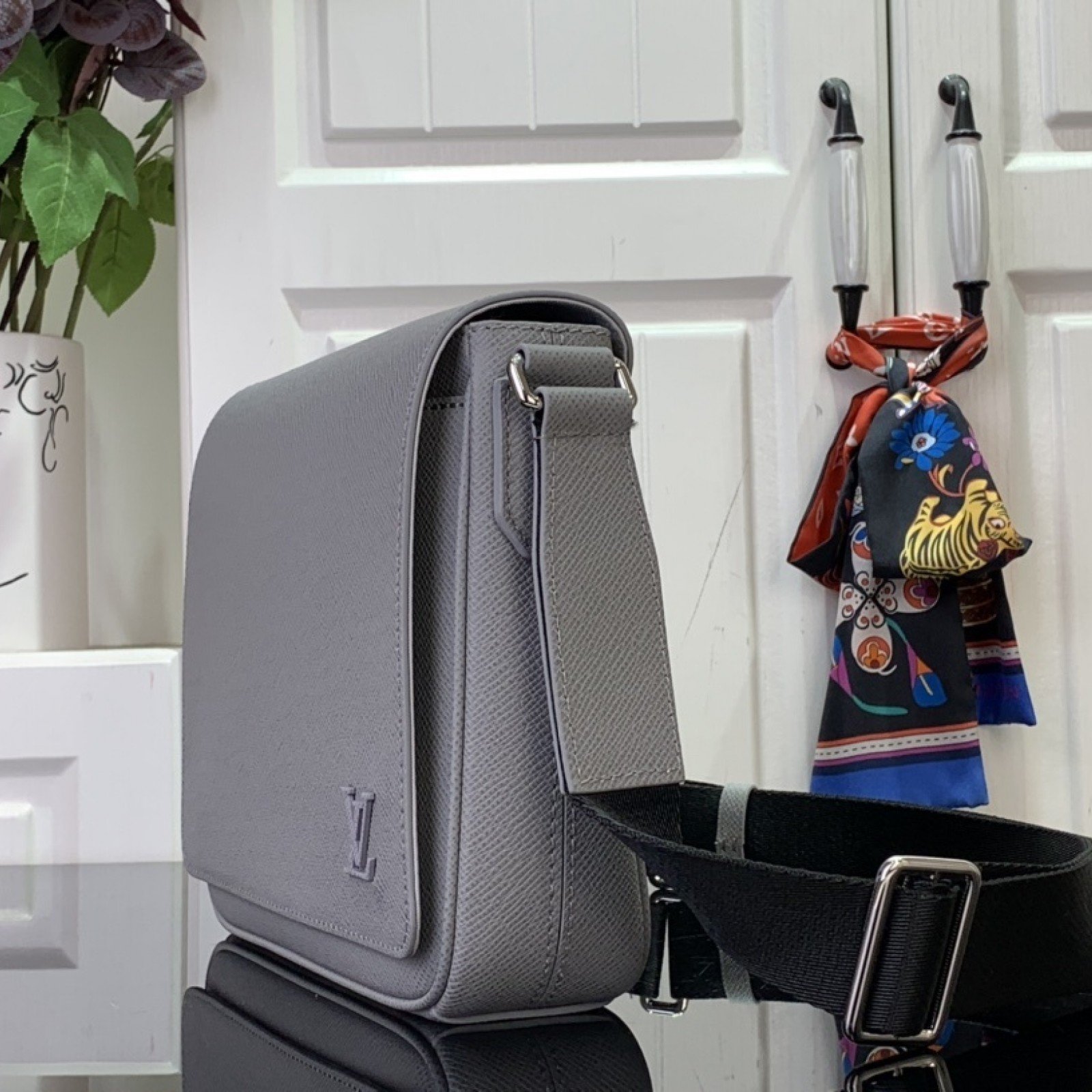 LV Shoulder bag m30850