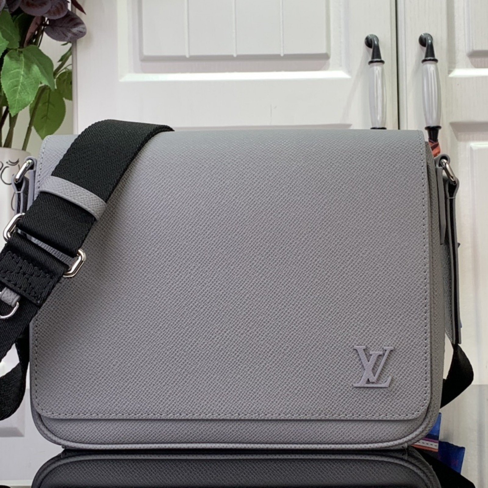 LV Shoulder bag m30850