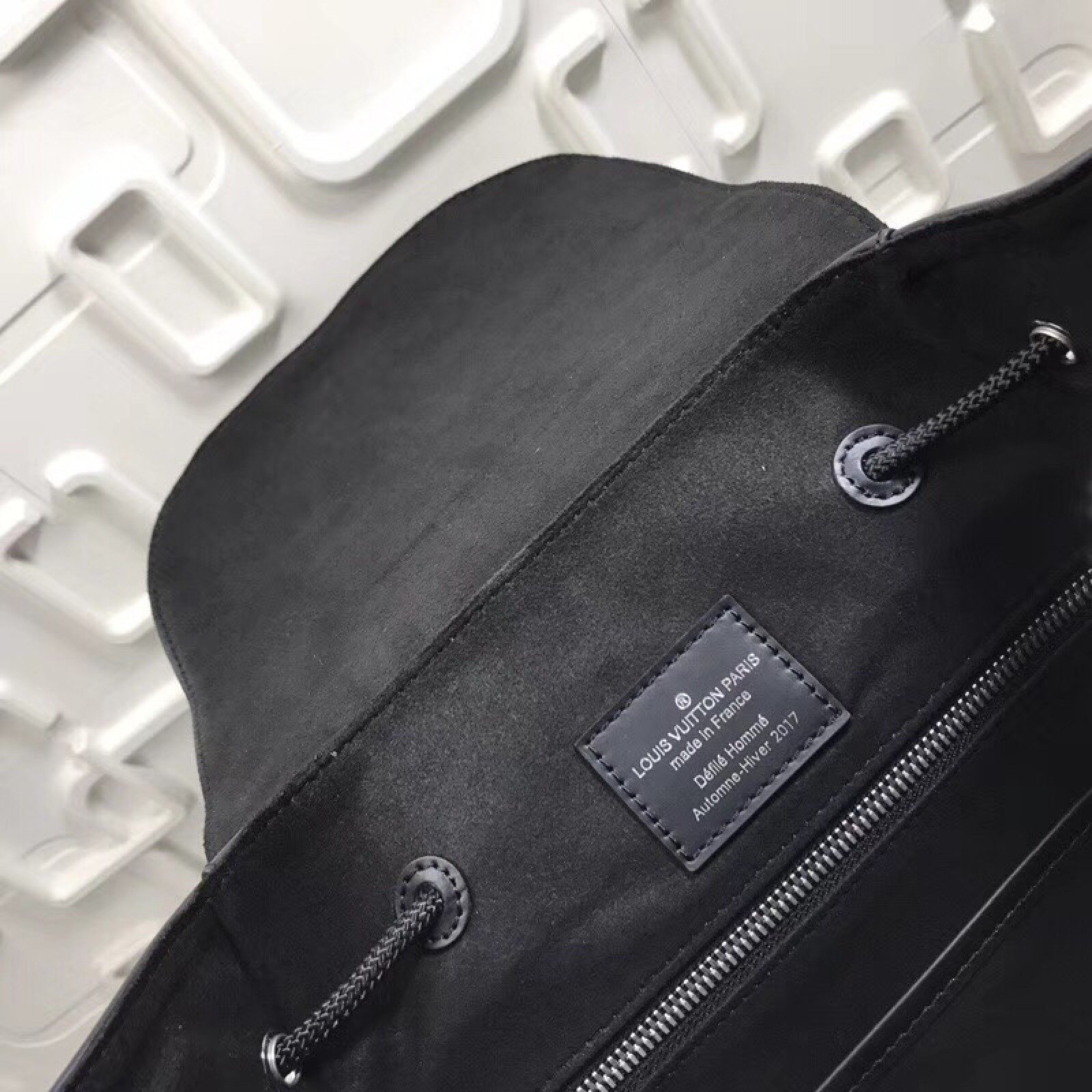 LV Supreme Christopher  N41709SZ