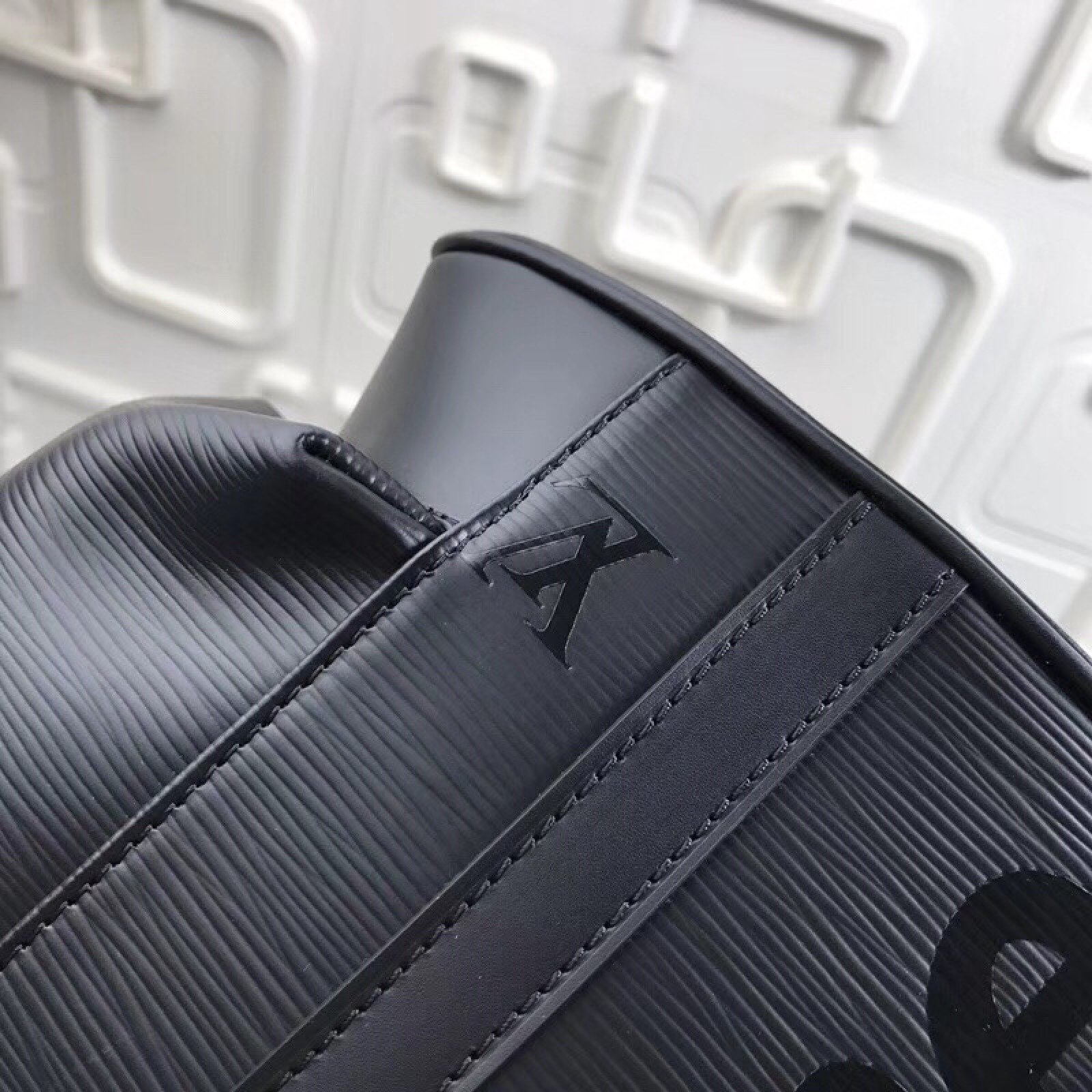 LV Supreme Christopher  N41709SZ