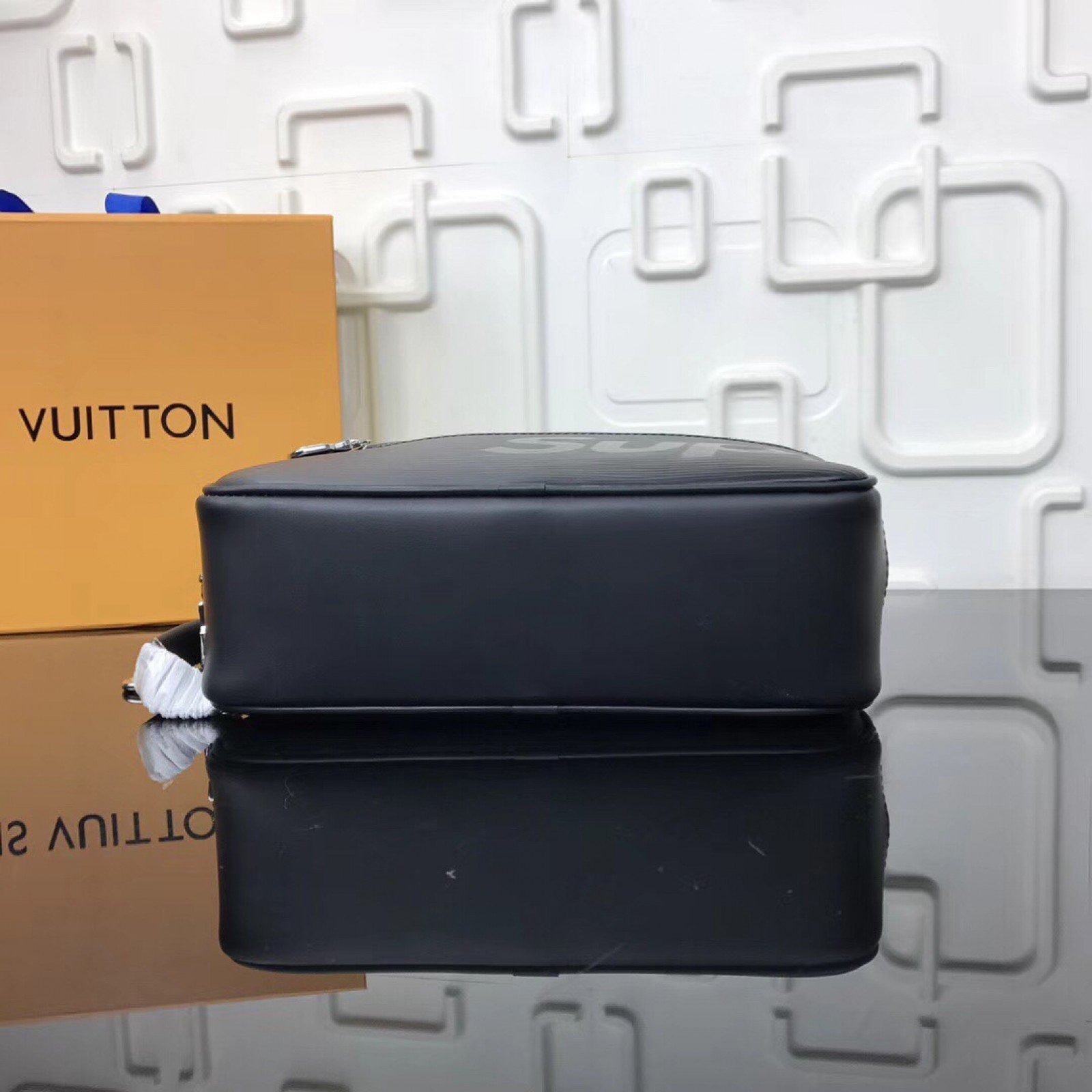 LV Supreme Handbag M64572