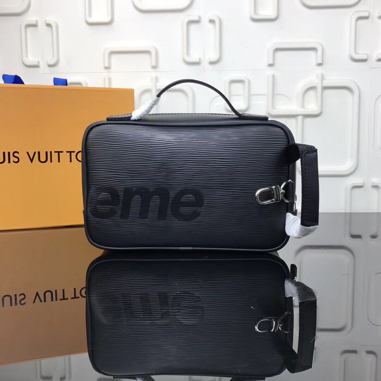 LV Supreme Handbag M64572