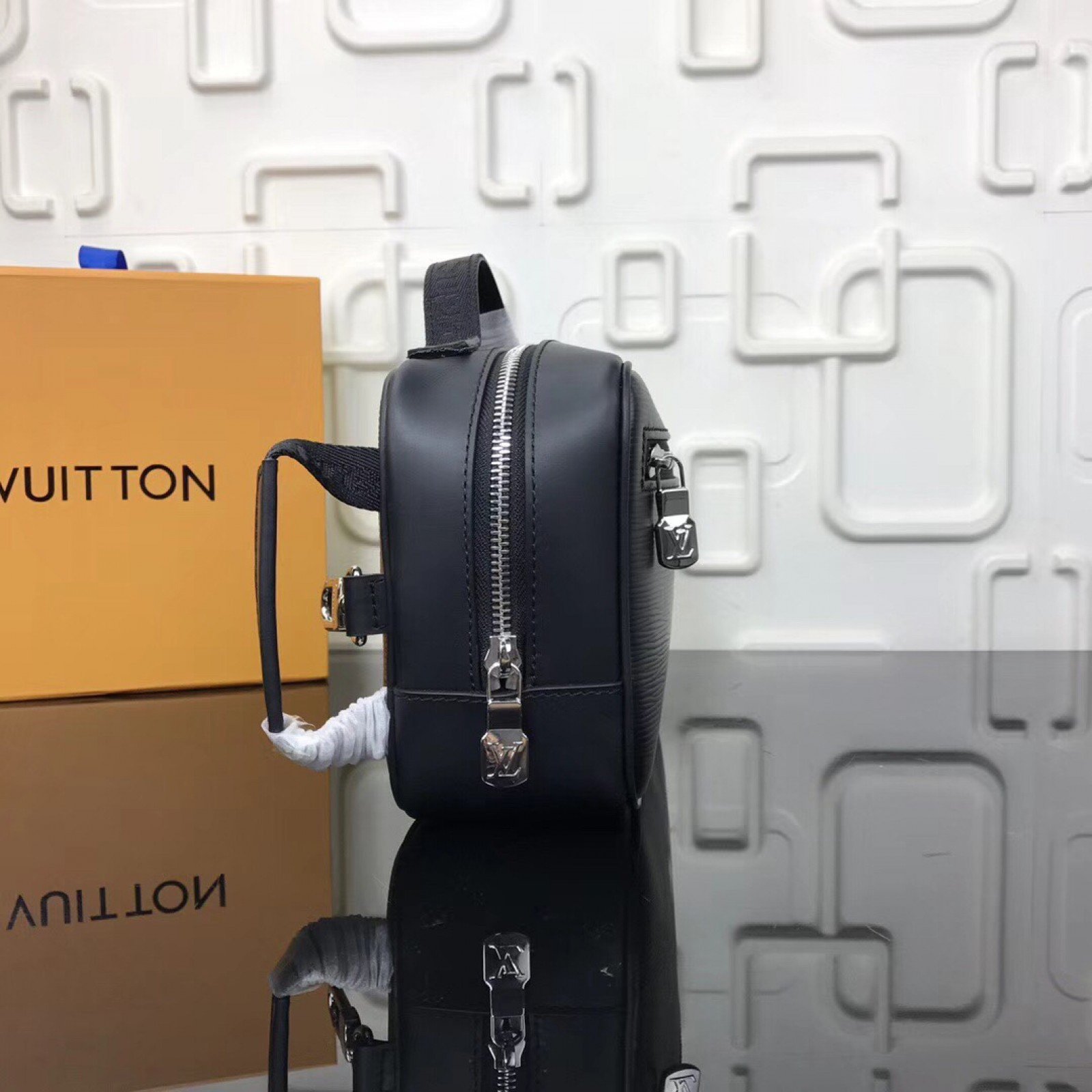LV Supreme Handbag M64572