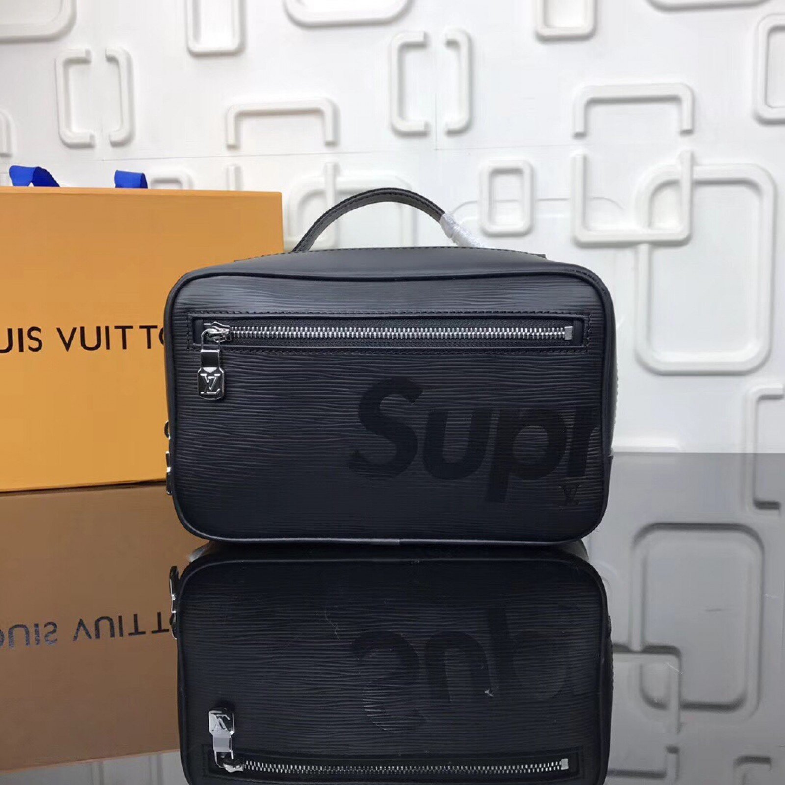 LV Supreme Handbag M64572