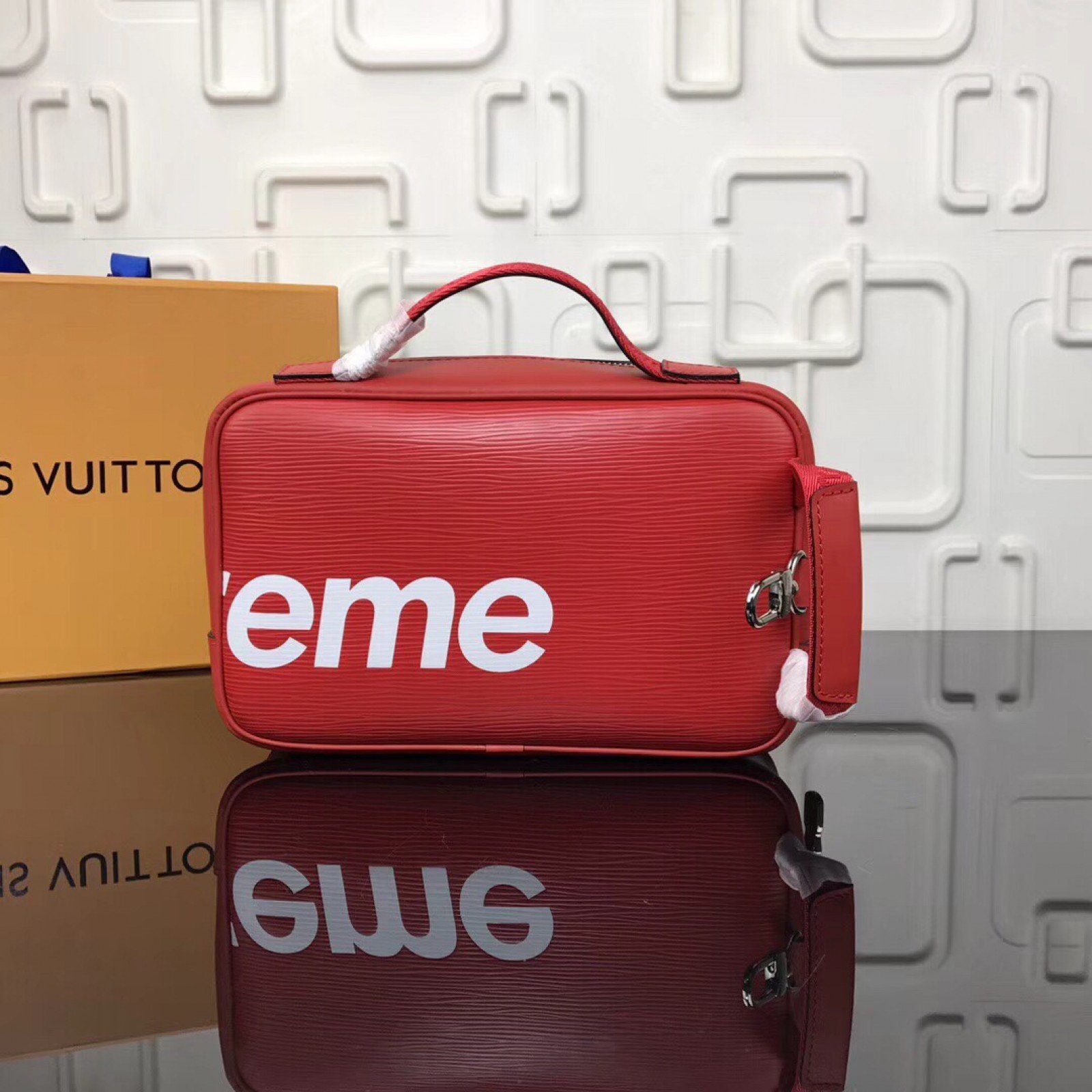LV Supreme Handbag M64572
