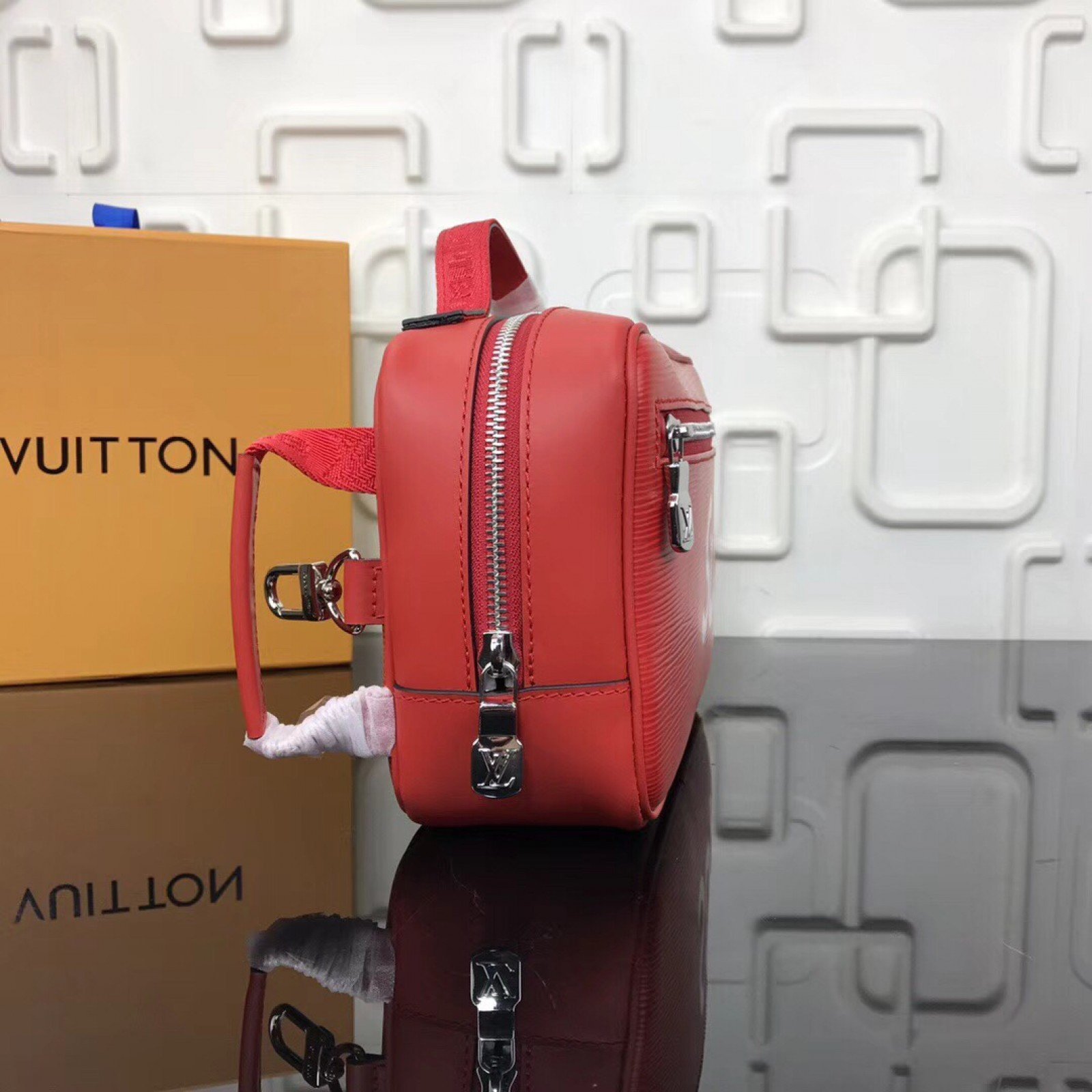 LV Supreme Handbag M64572