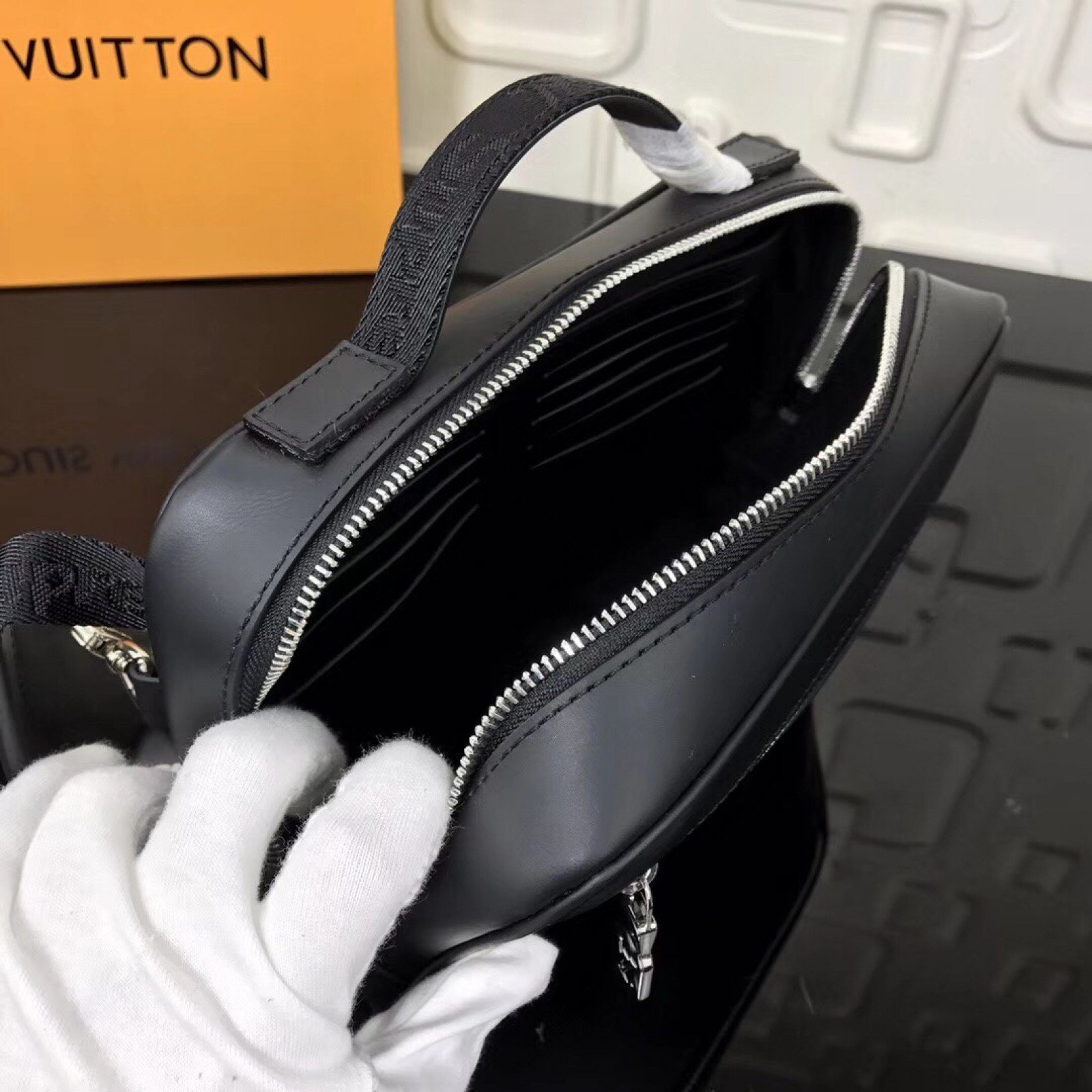 LV Supreme Handbag M64572