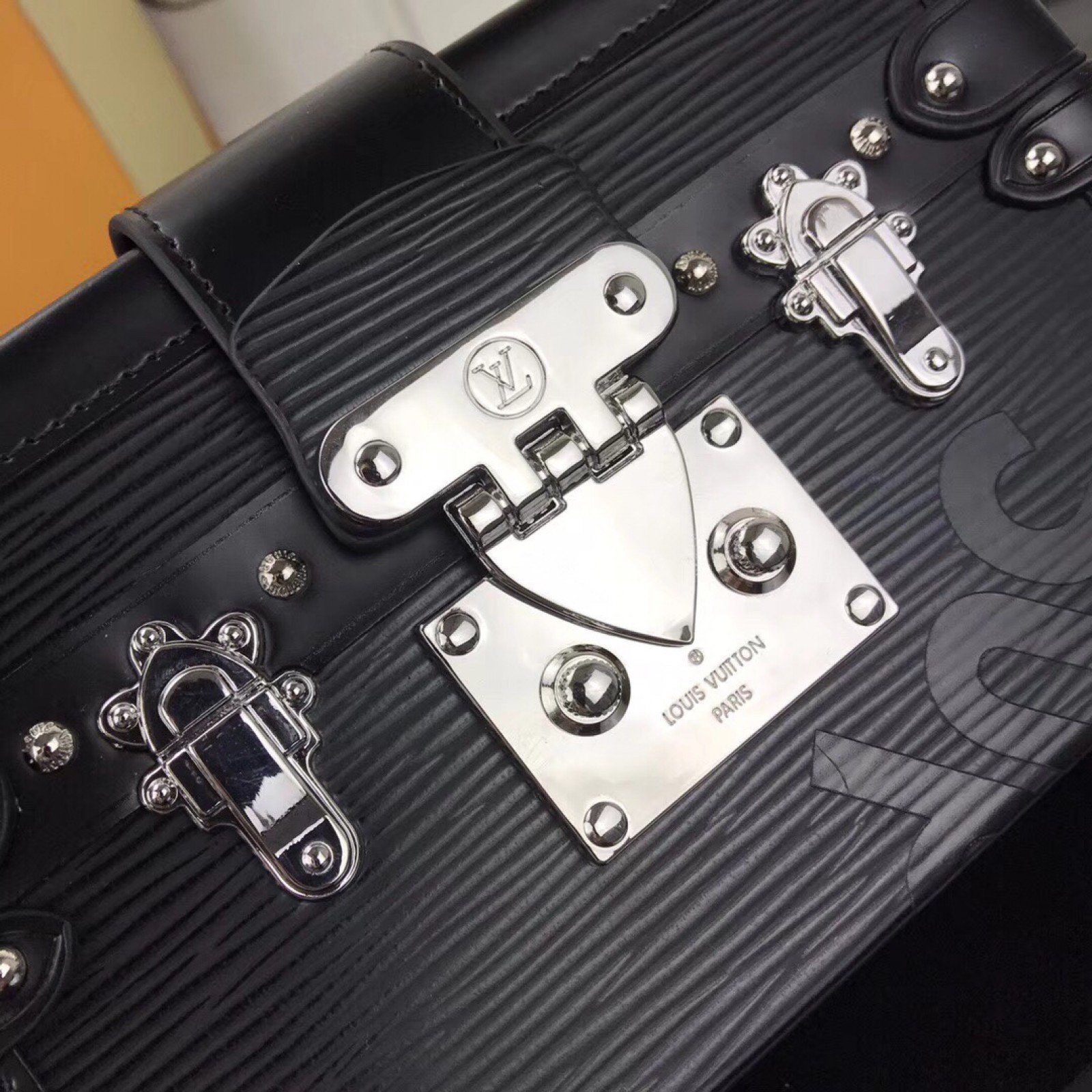 LV Supreme PETITE MALLE BOX M94219
