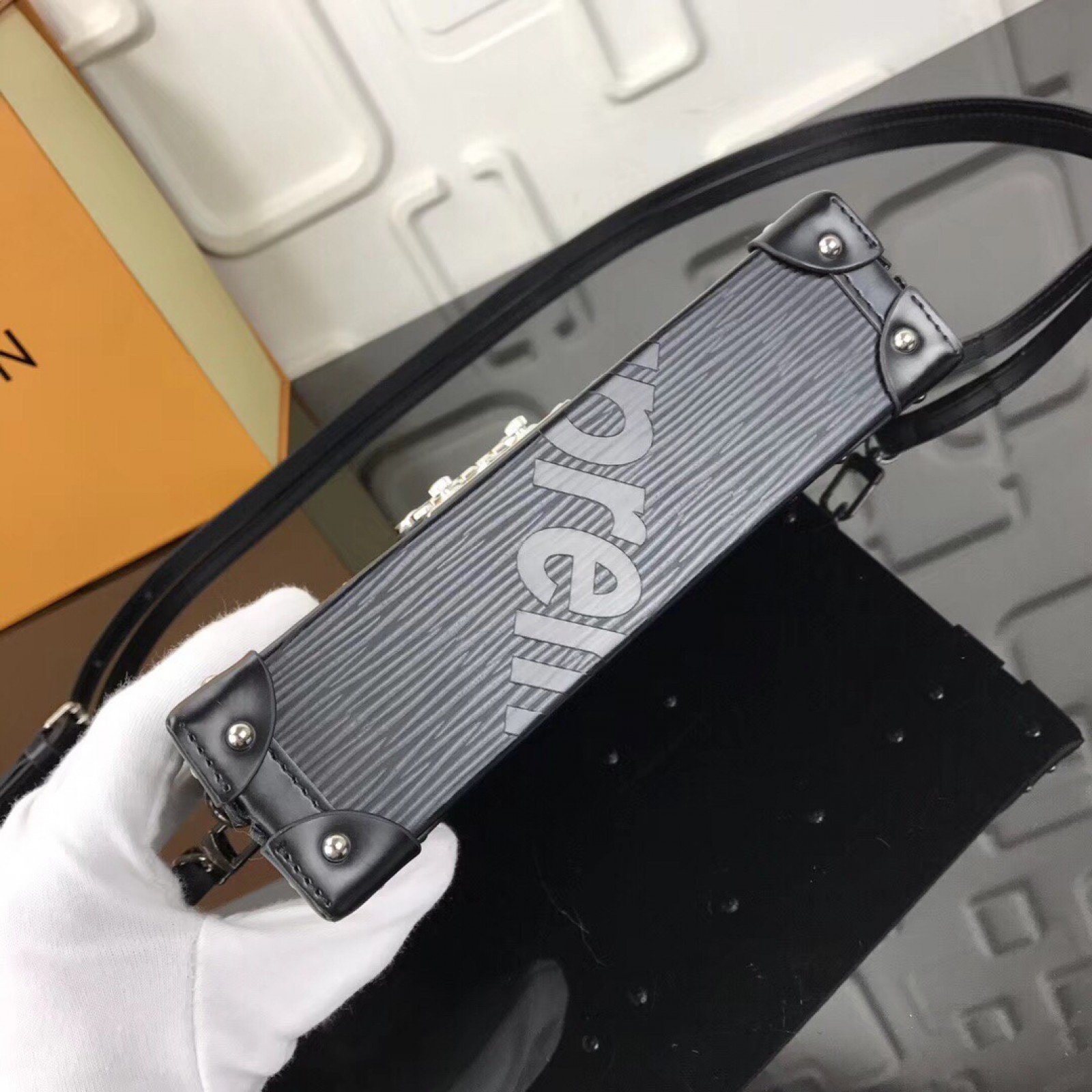 LV Supreme PETITE MALLE BOX M94219