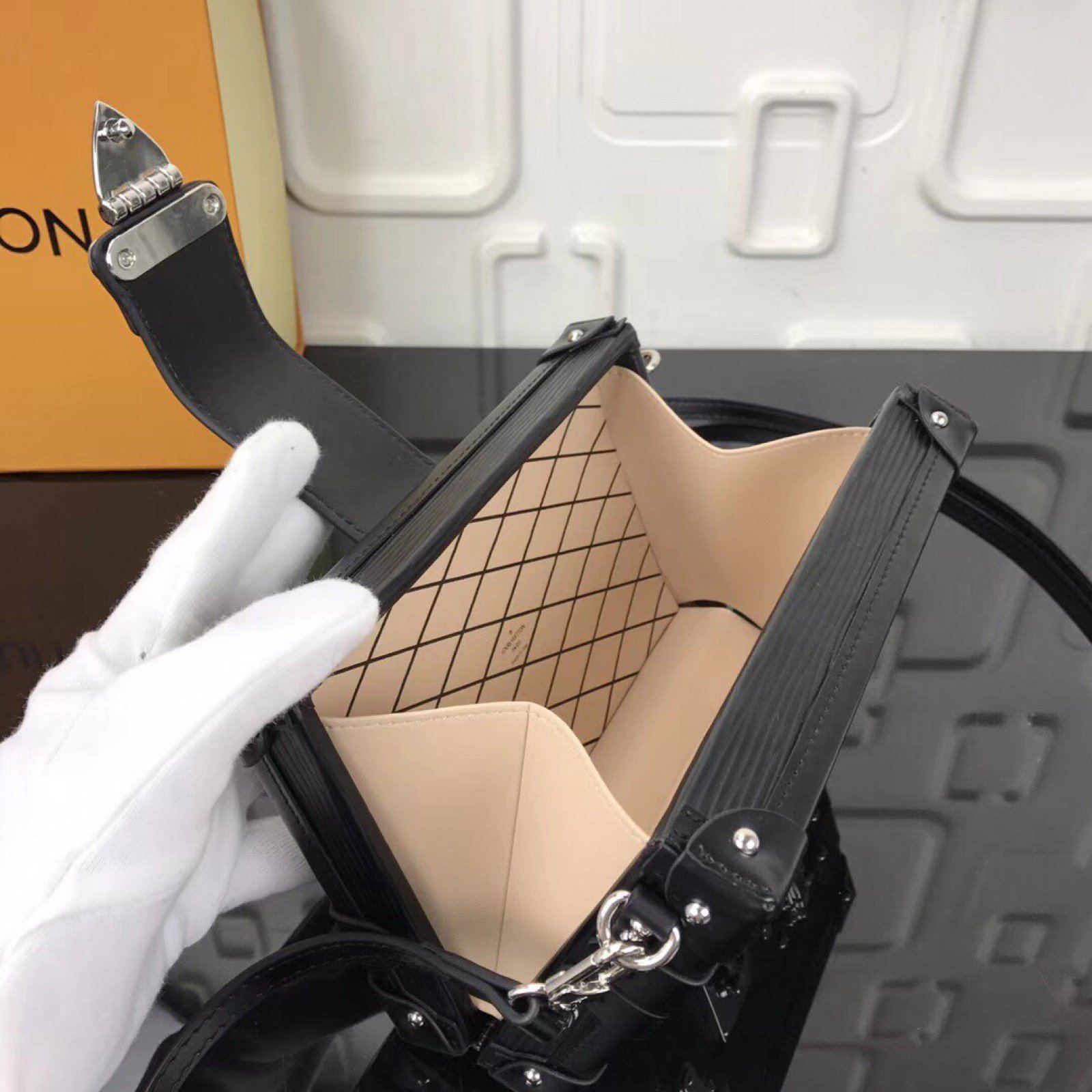LV Supreme PETITE MALLE BOX M94219