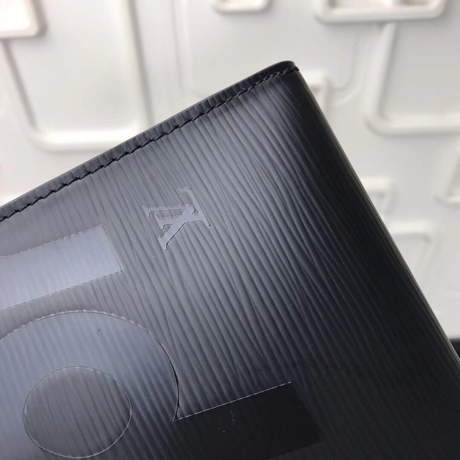 LV Supreme POCHETTE VOYAGE M66888