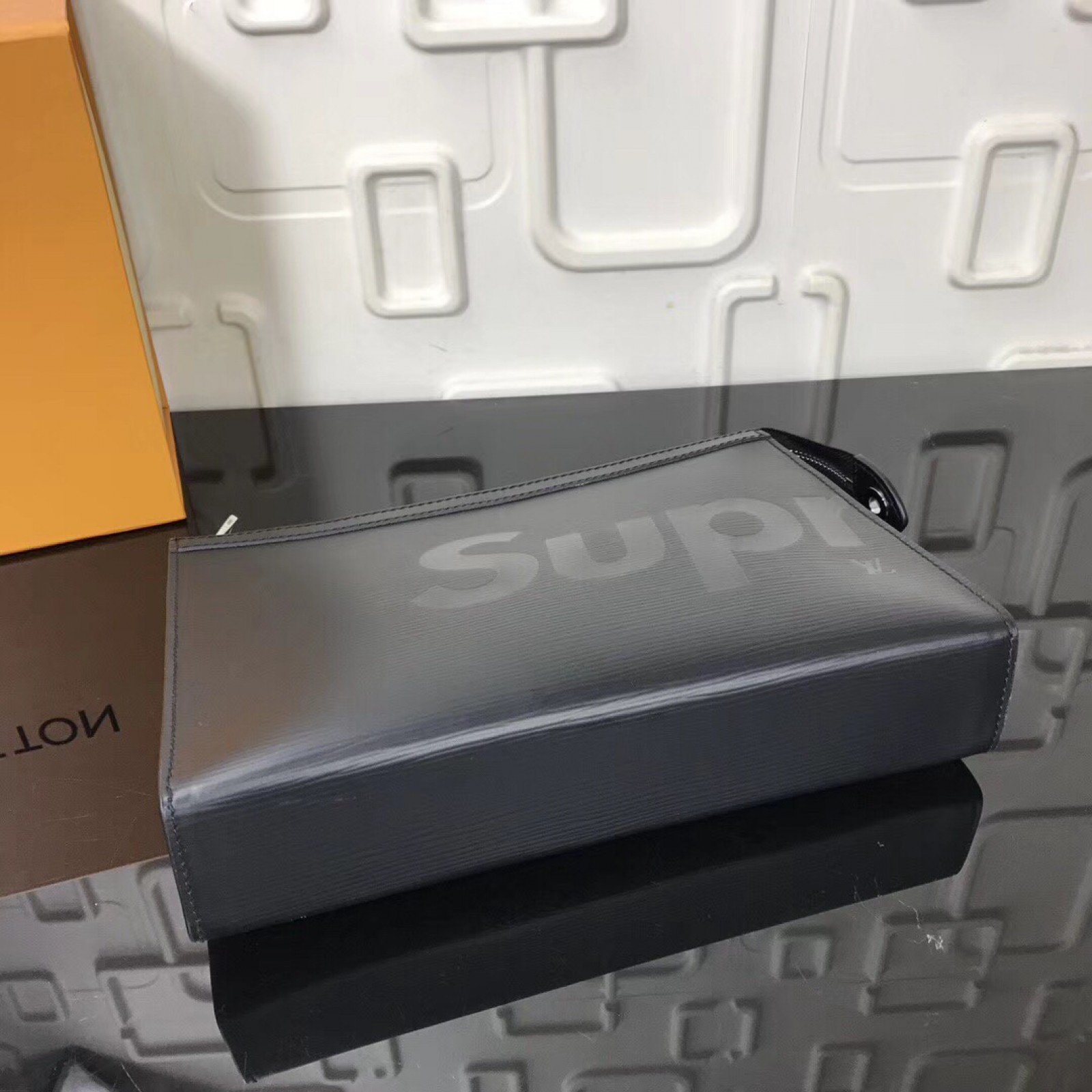 LV Supreme POCHETTE VOYAGE M66888