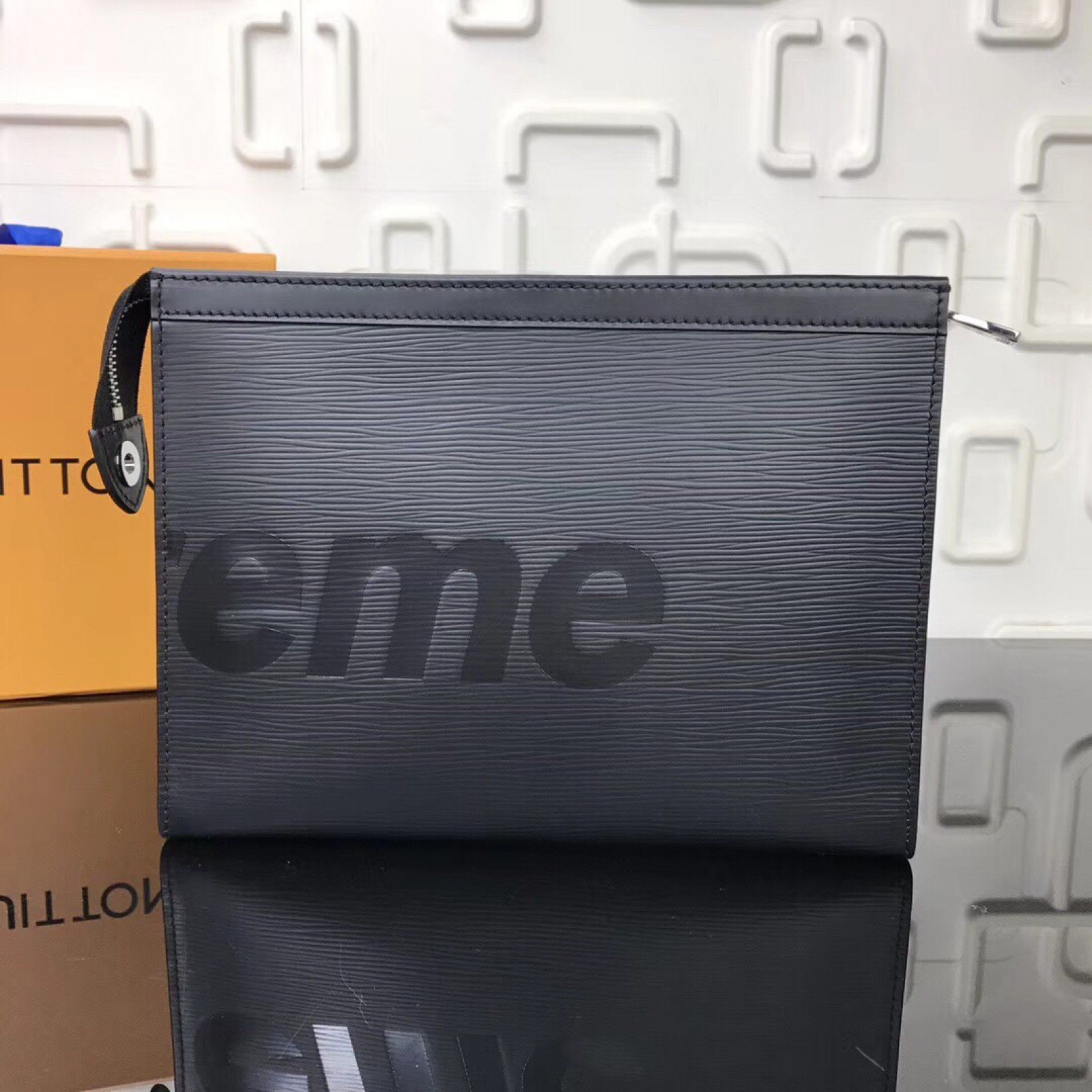 LV Supreme POCHETTE VOYAGE M66888