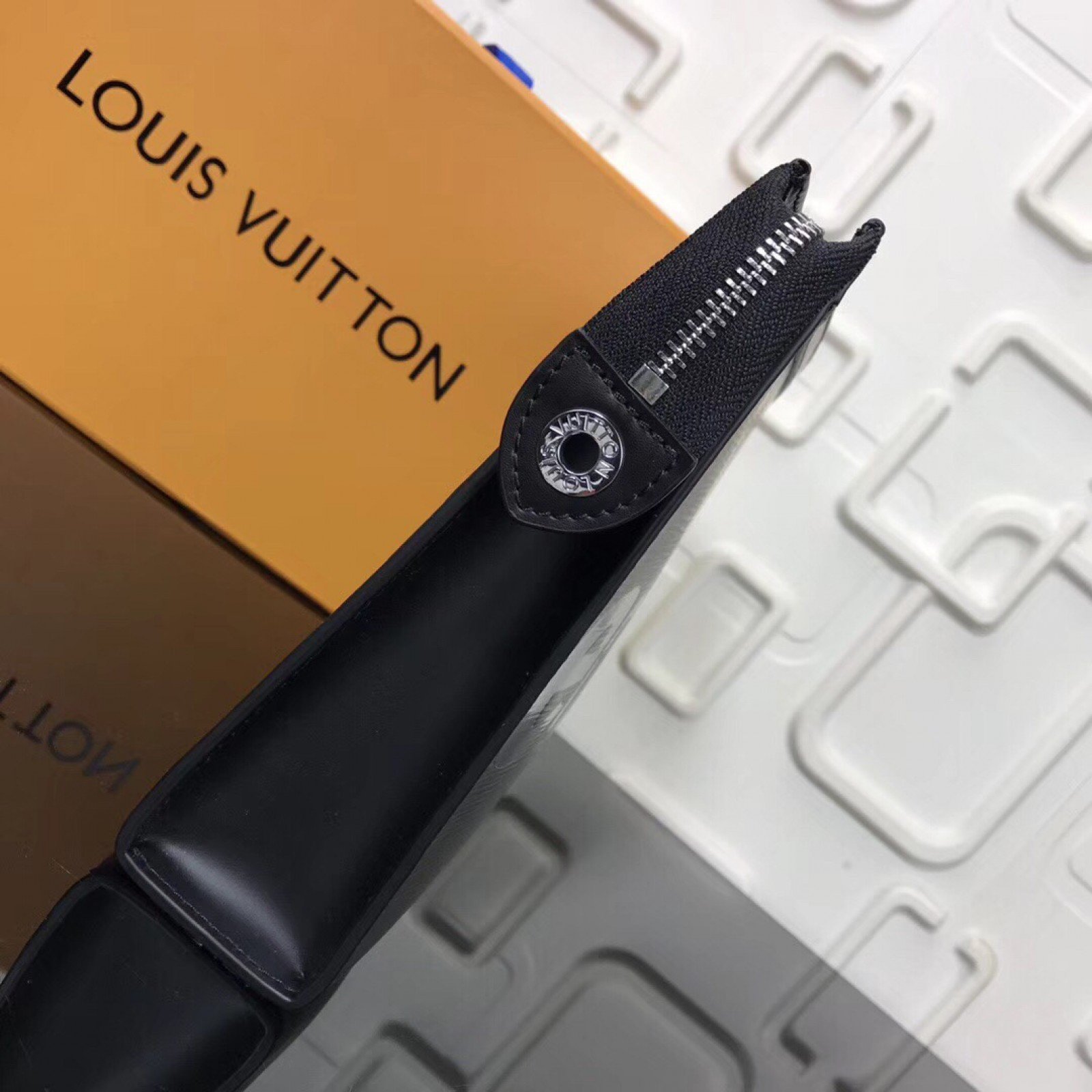 LV Supreme POCHETTE VOYAGE M66888
