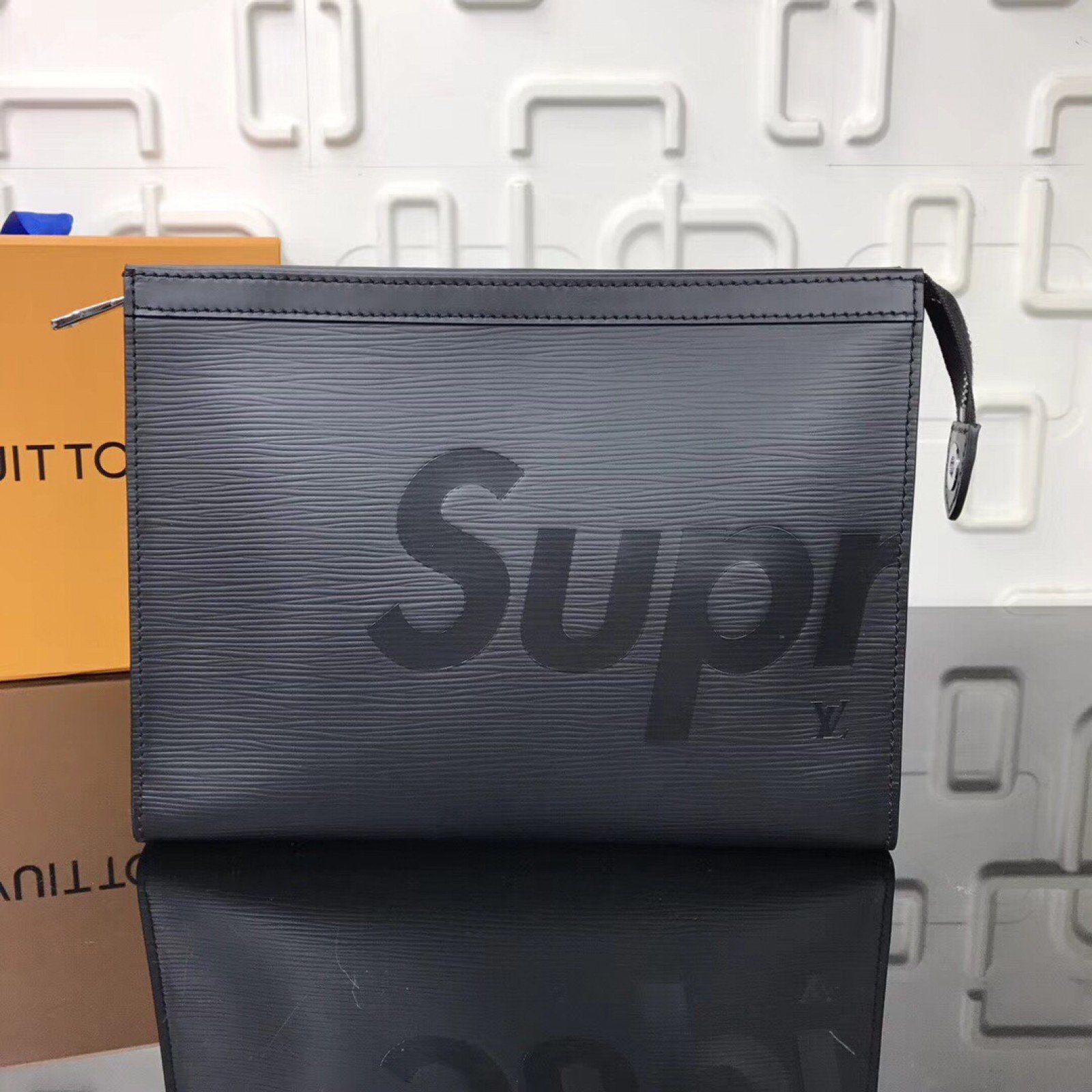 LV Supreme POCHETTE VOYAGE M66888