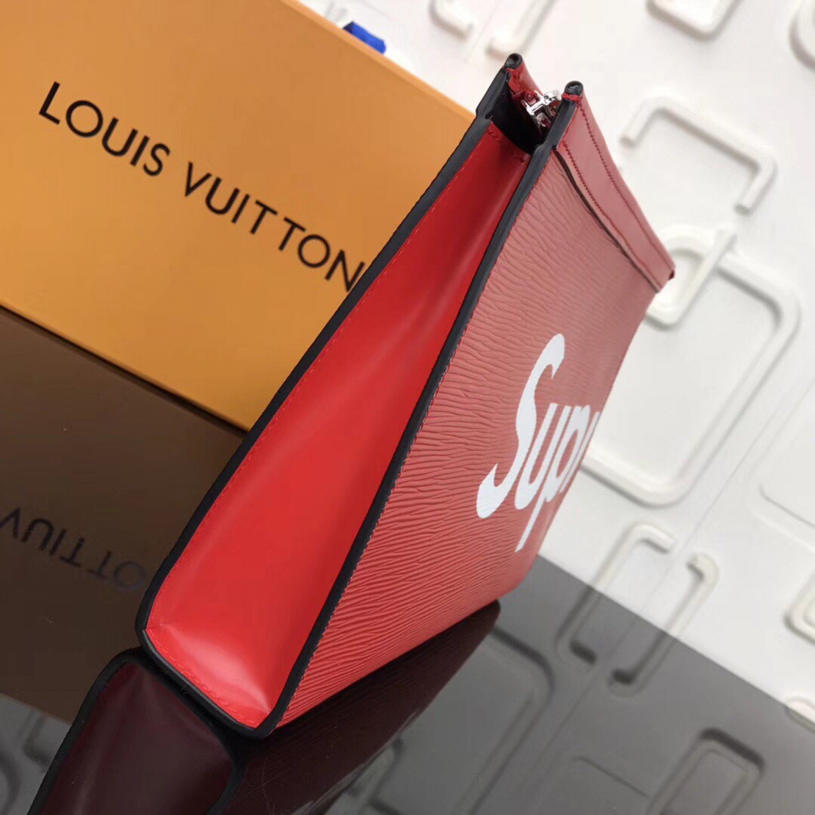 LV Supreme POCHETTE VOYAGE M66888