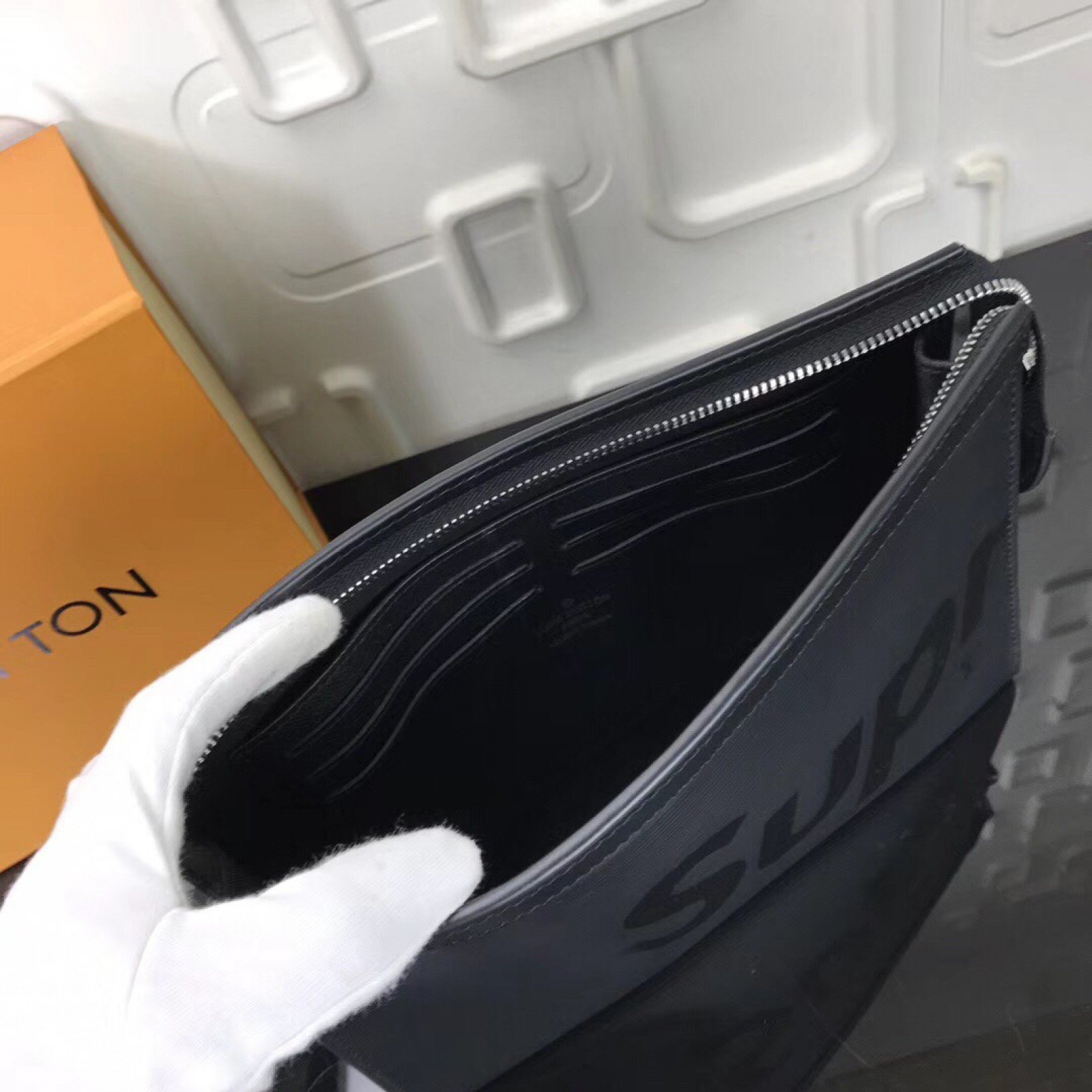 LV Supreme POCHETTE VOYAGE M66888