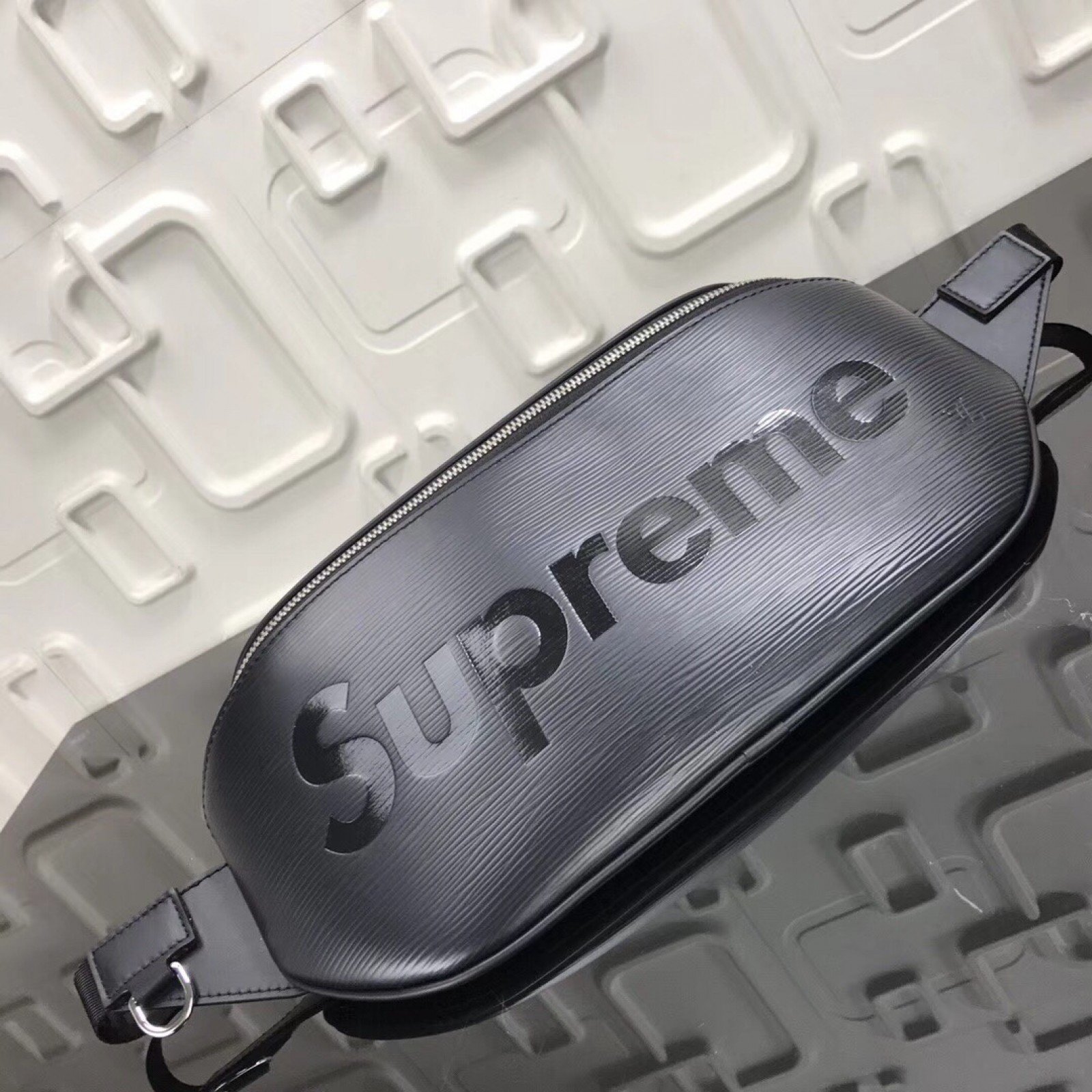 LV Supreme Waist bag M54319SZ