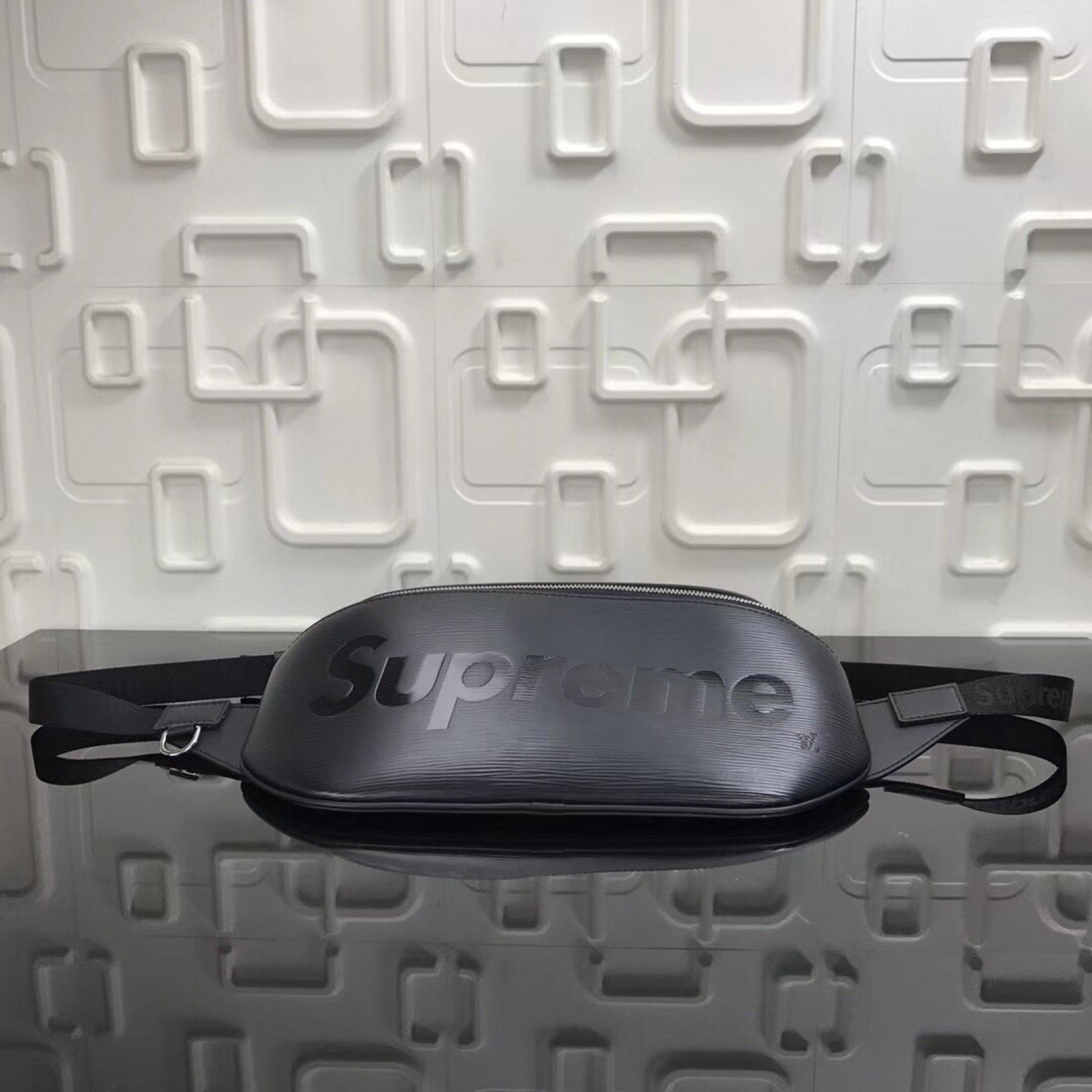 LV Supreme Waist bag M54319SZ