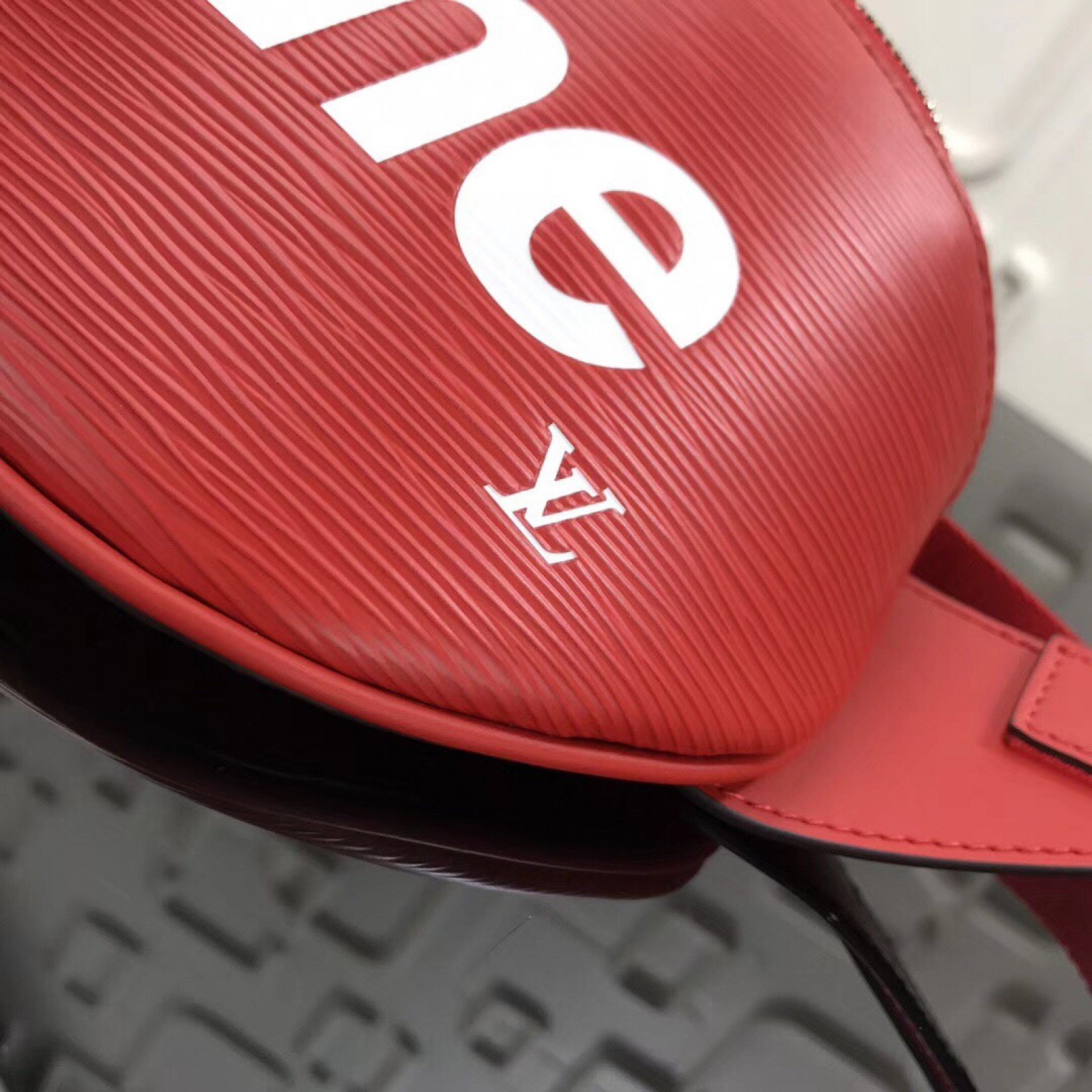 LV Supreme Waist bag M54319SZ