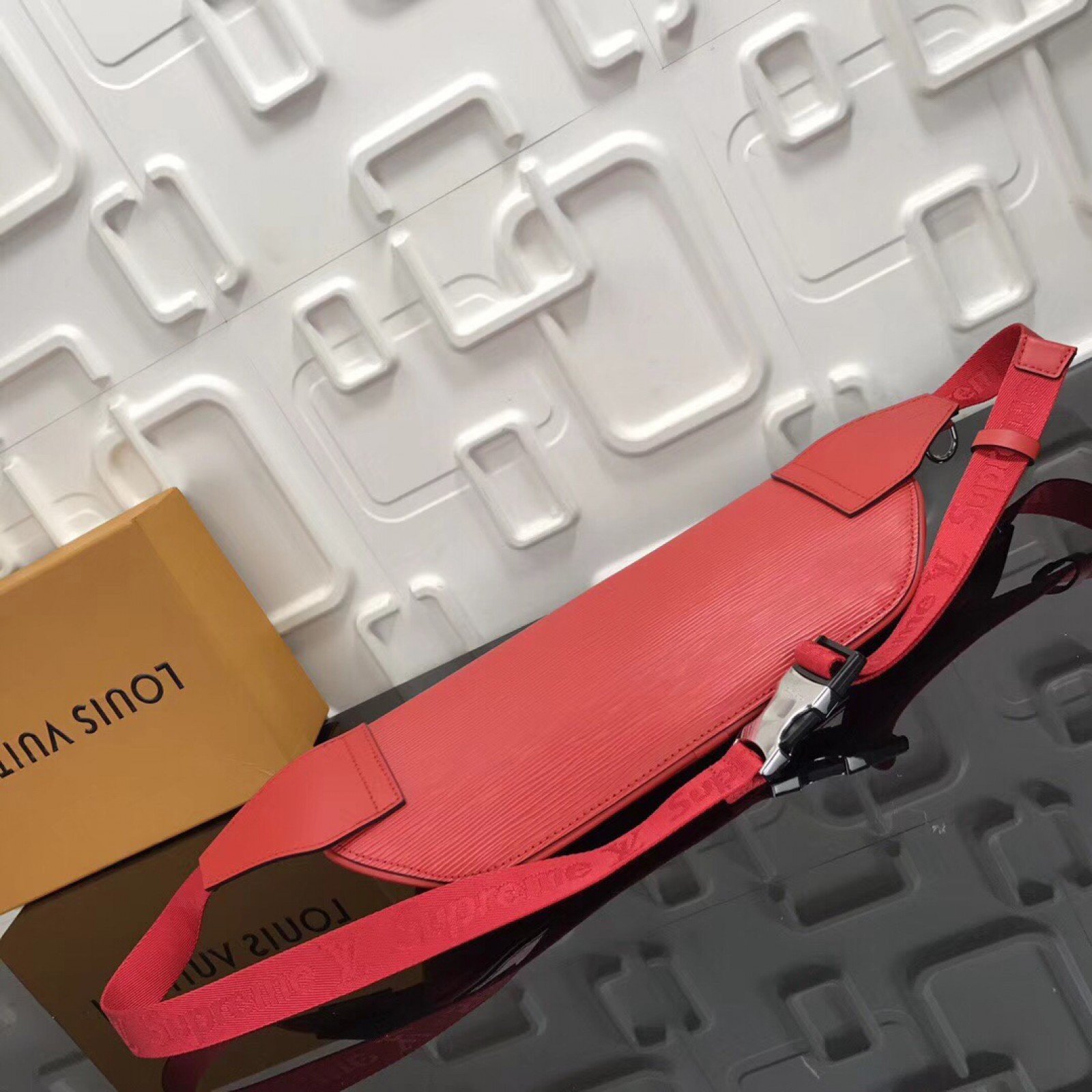 LV Supreme Waist bag M54319SZ