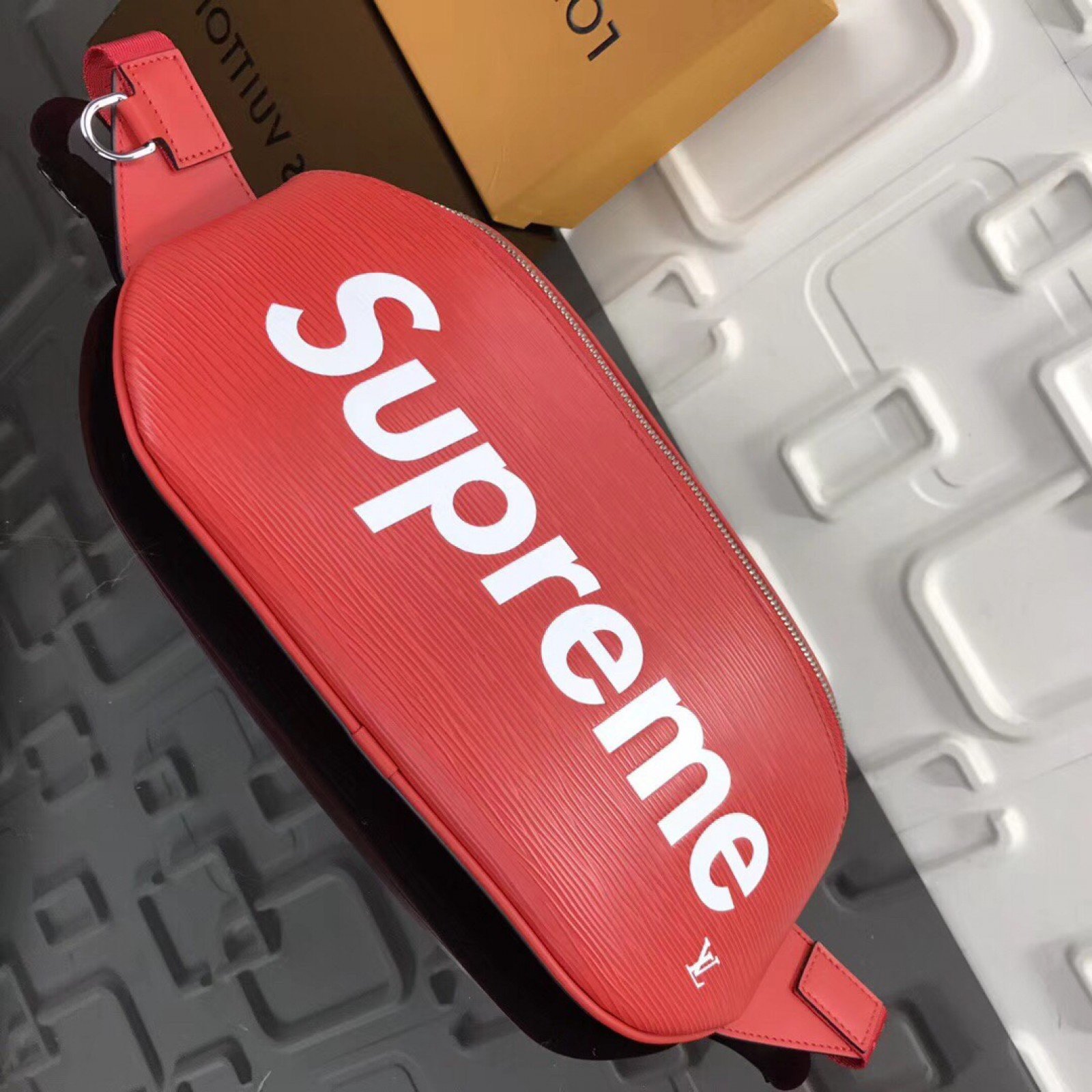 LV Supreme Waist bag M54319SZ