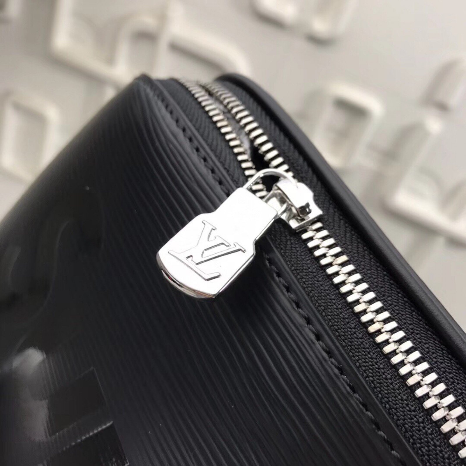 LV Supreme Waist bag M54319SZ