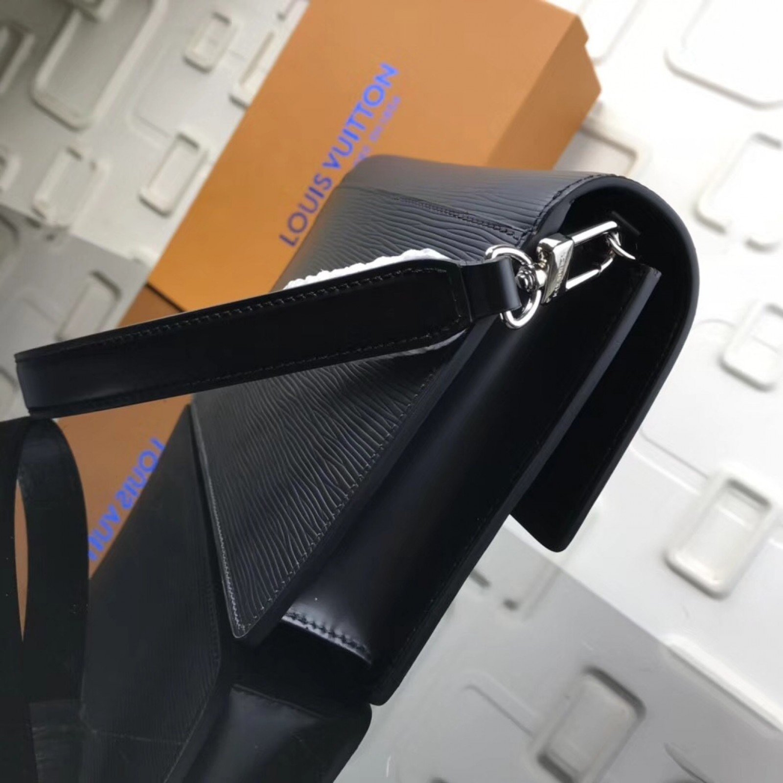 LV THAMES Bag M42742