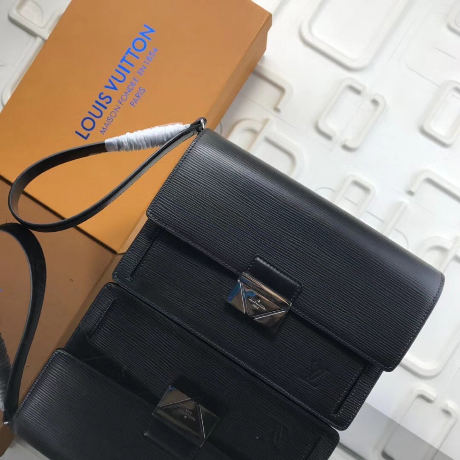 LV THAMES Bag M42742