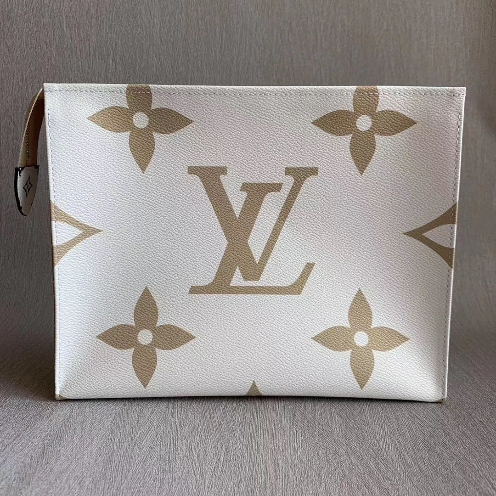LV TOILET POUCH XL M67692