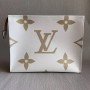 LV TOILET POUCH XL M67692