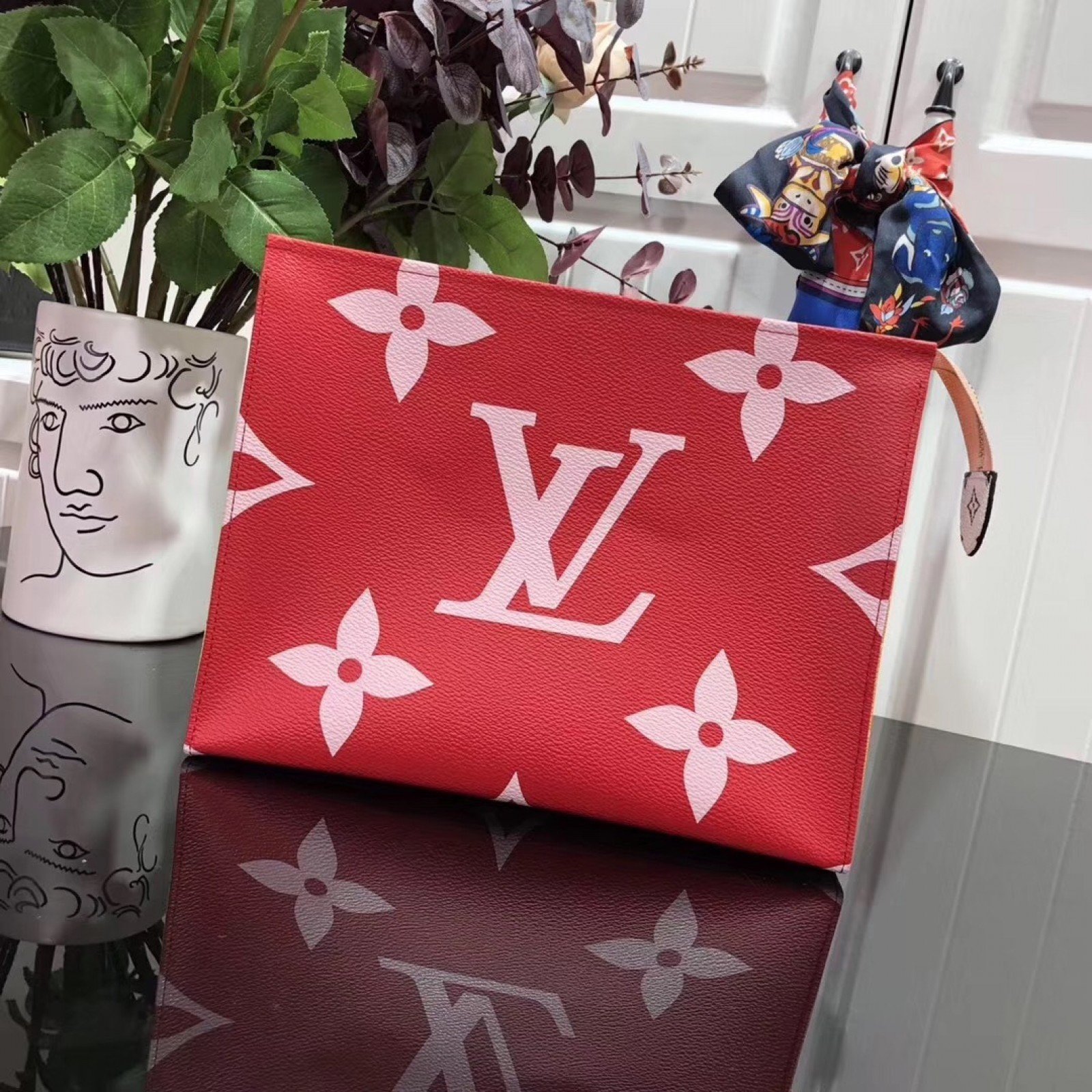 LV TOILET POUCH XL M67692