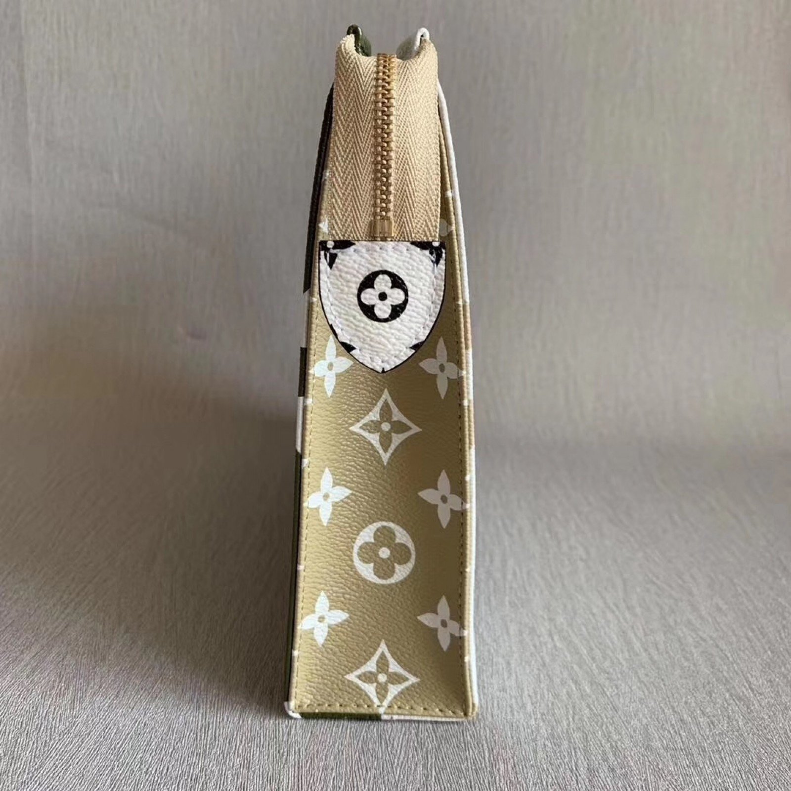 LV TOILET POUCH XL M67692