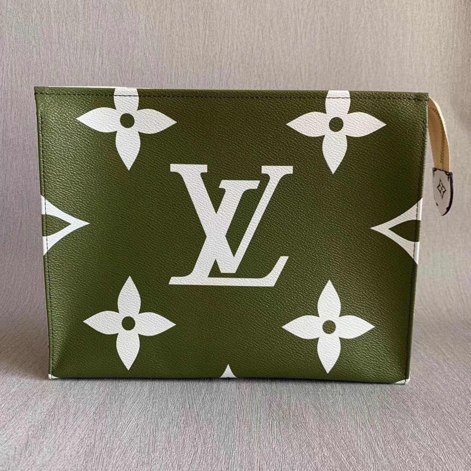 LV TOILET POUCH XL M67692