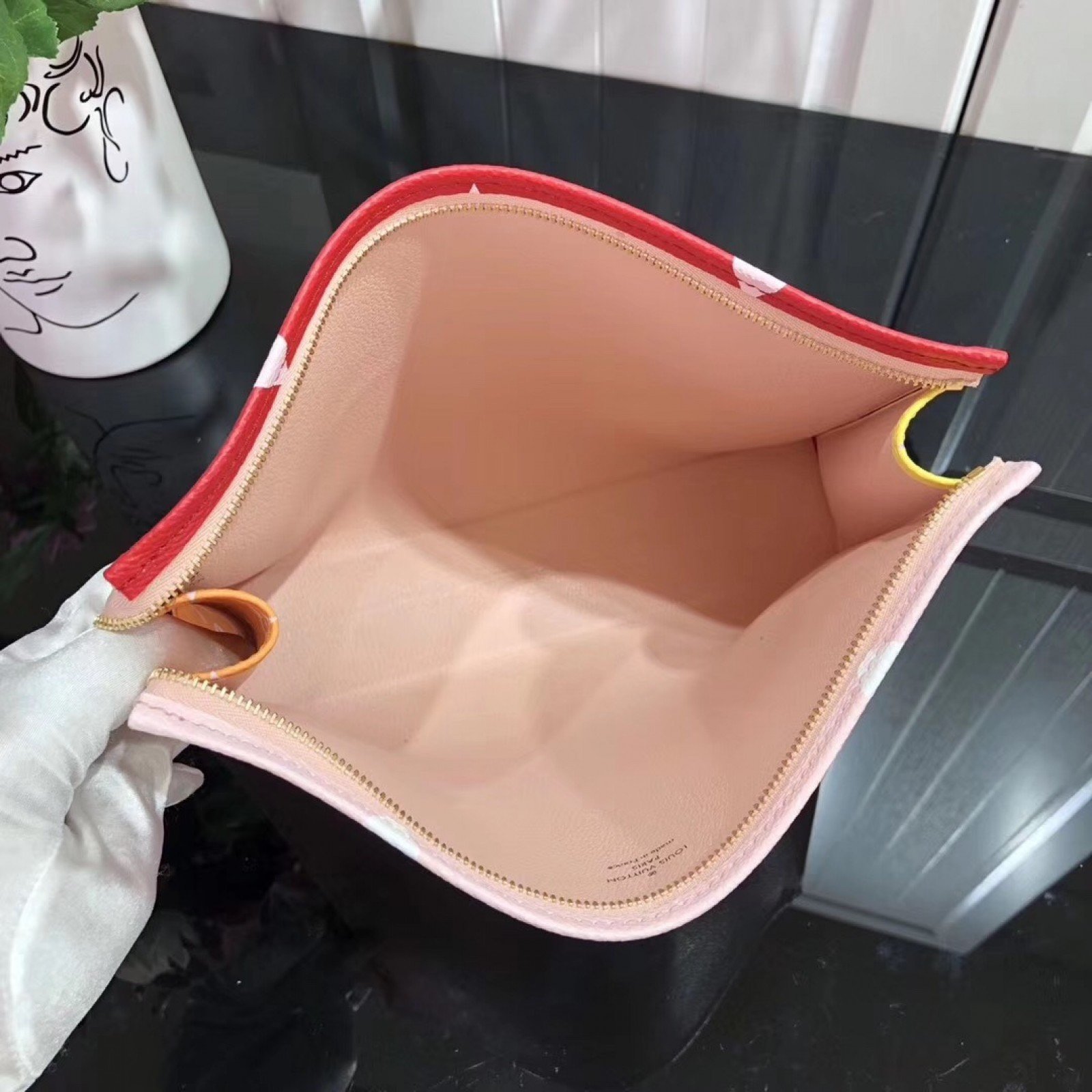 LV TOILET POUCH XL M67692