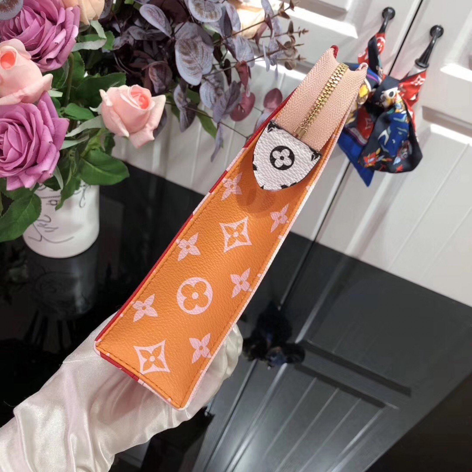LV TOILET POUCH XL M67692