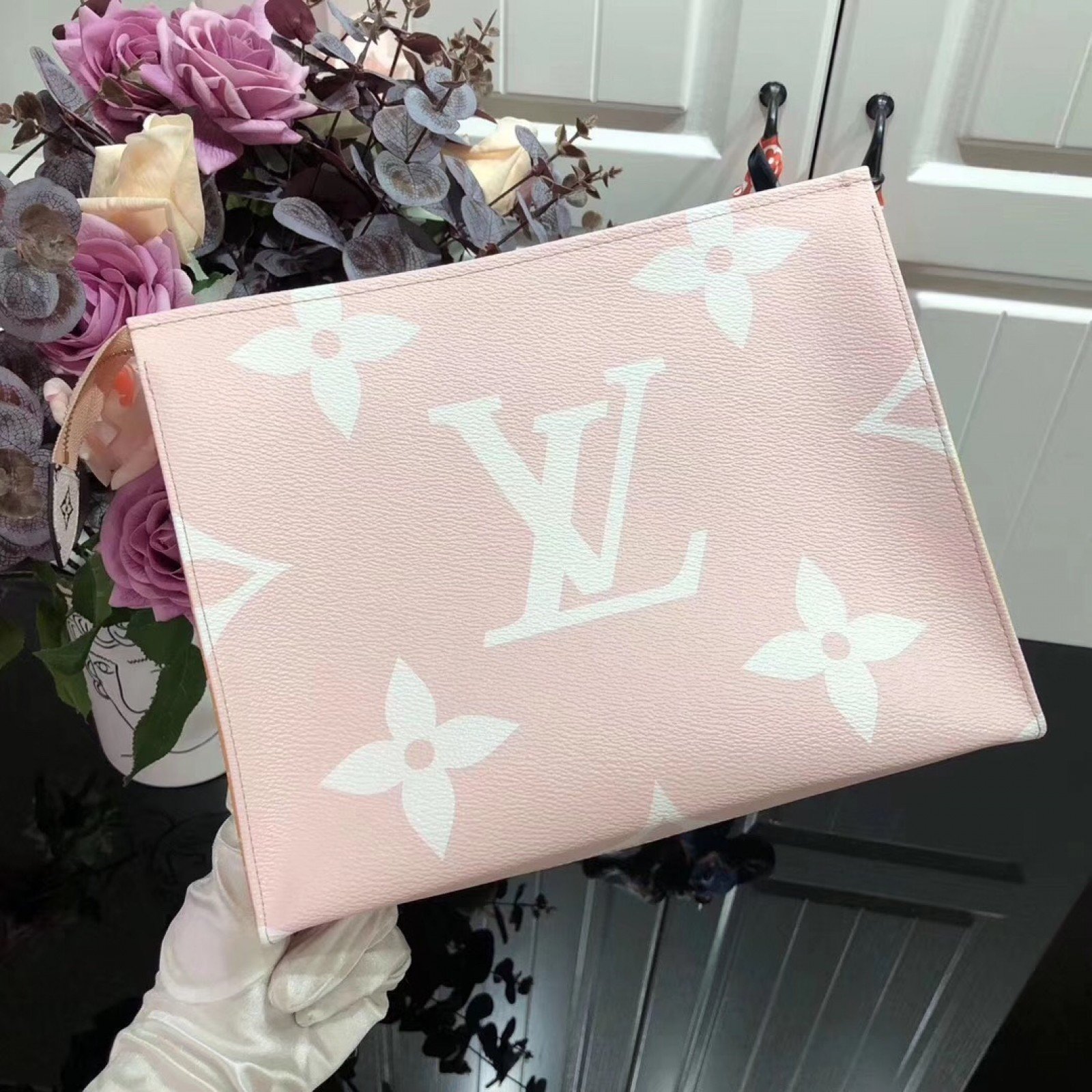 LV TOILET POUCH XL M67692
