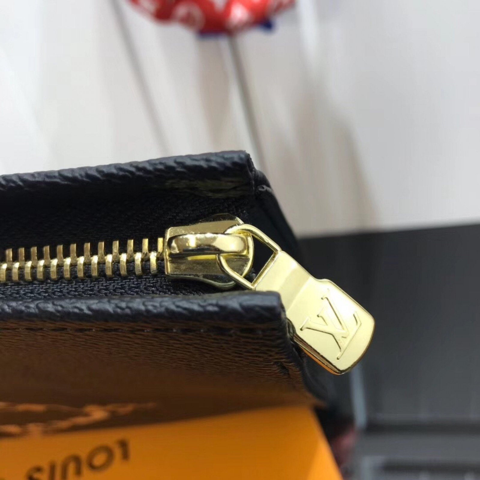 LV TOILETRY POUCH 26 M47542BW