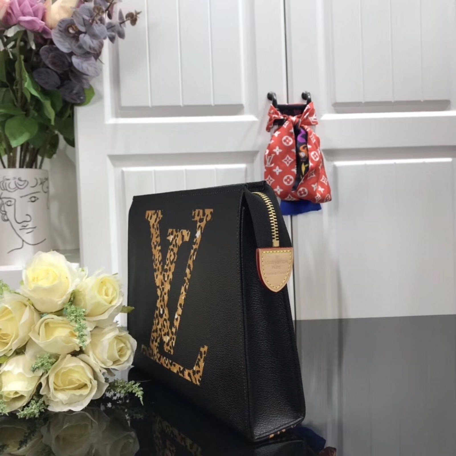 LV TOILETRY POUCH 26 M47542BW