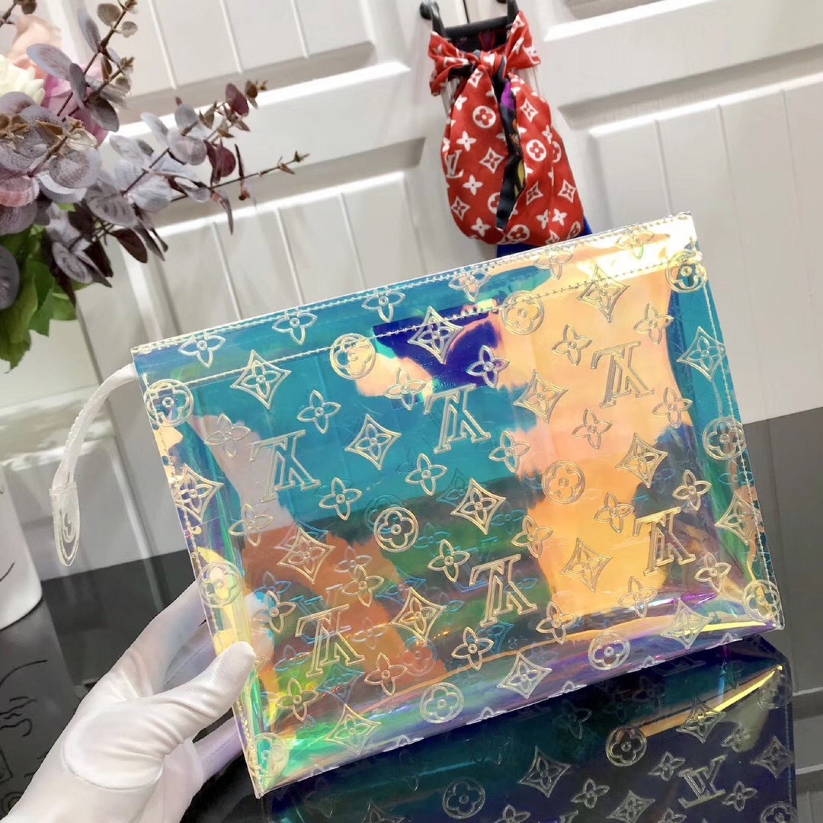 LV TOILETRY POUCH 26 M47542XC
