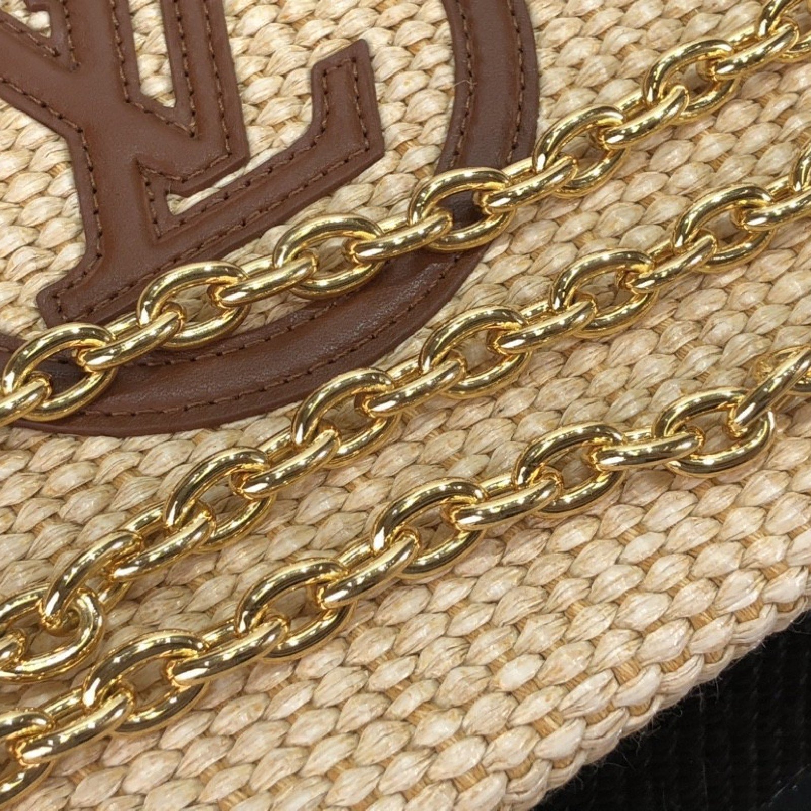LV TOILETRY POUCH ON CHAIN M81366