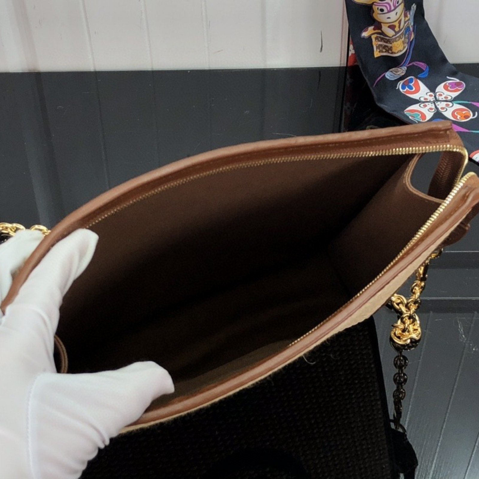 LV TOILETRY POUCH ON CHAIN M81366