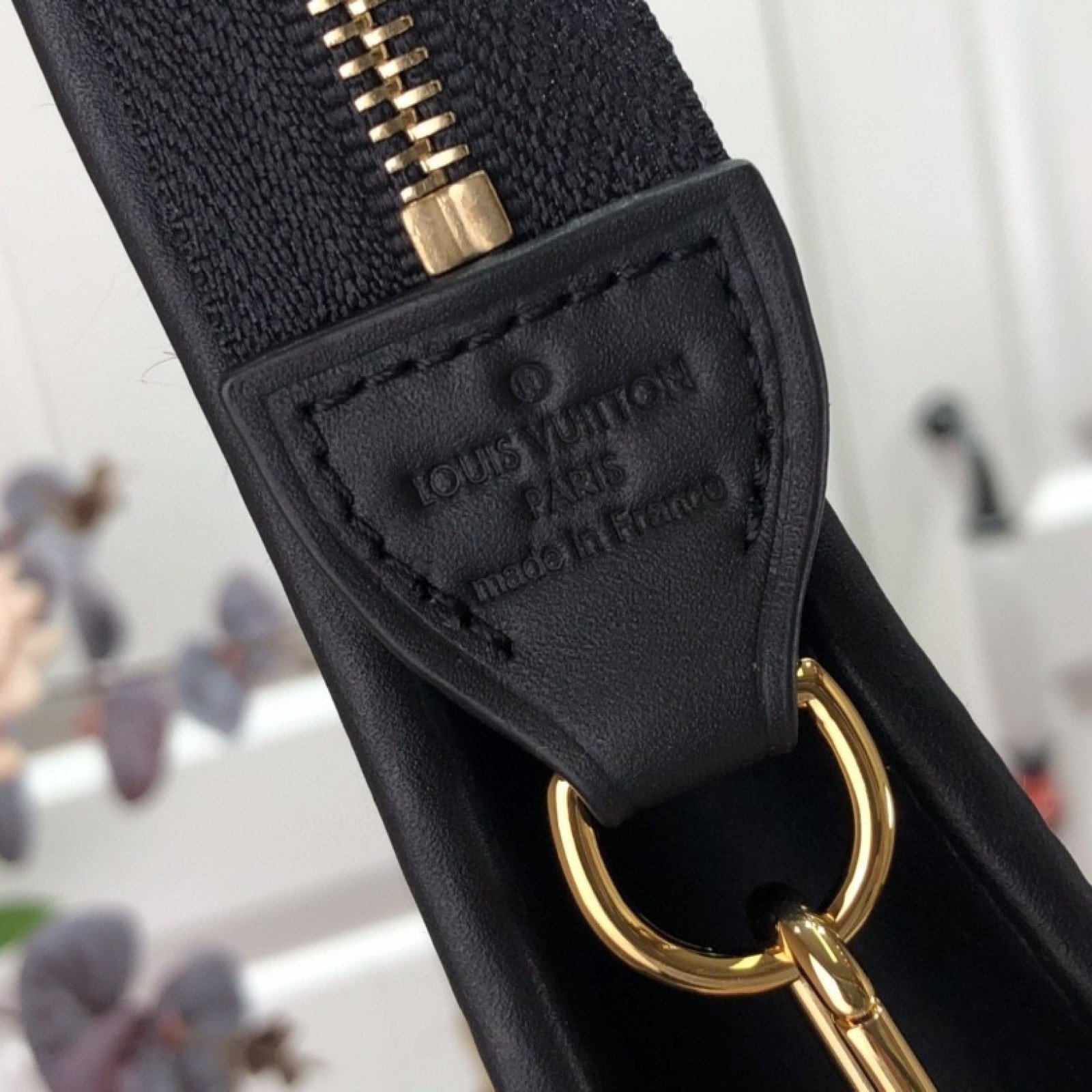 LV TOILETRY POUCH ON CHAIN M81366