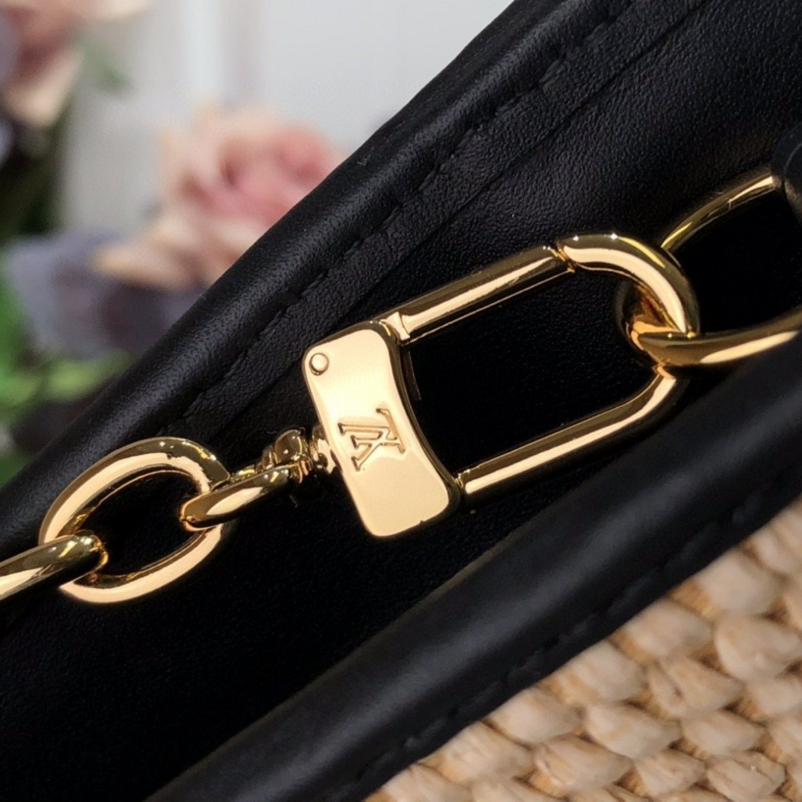 LV TOILETRY POUCH ON CHAIN M81366