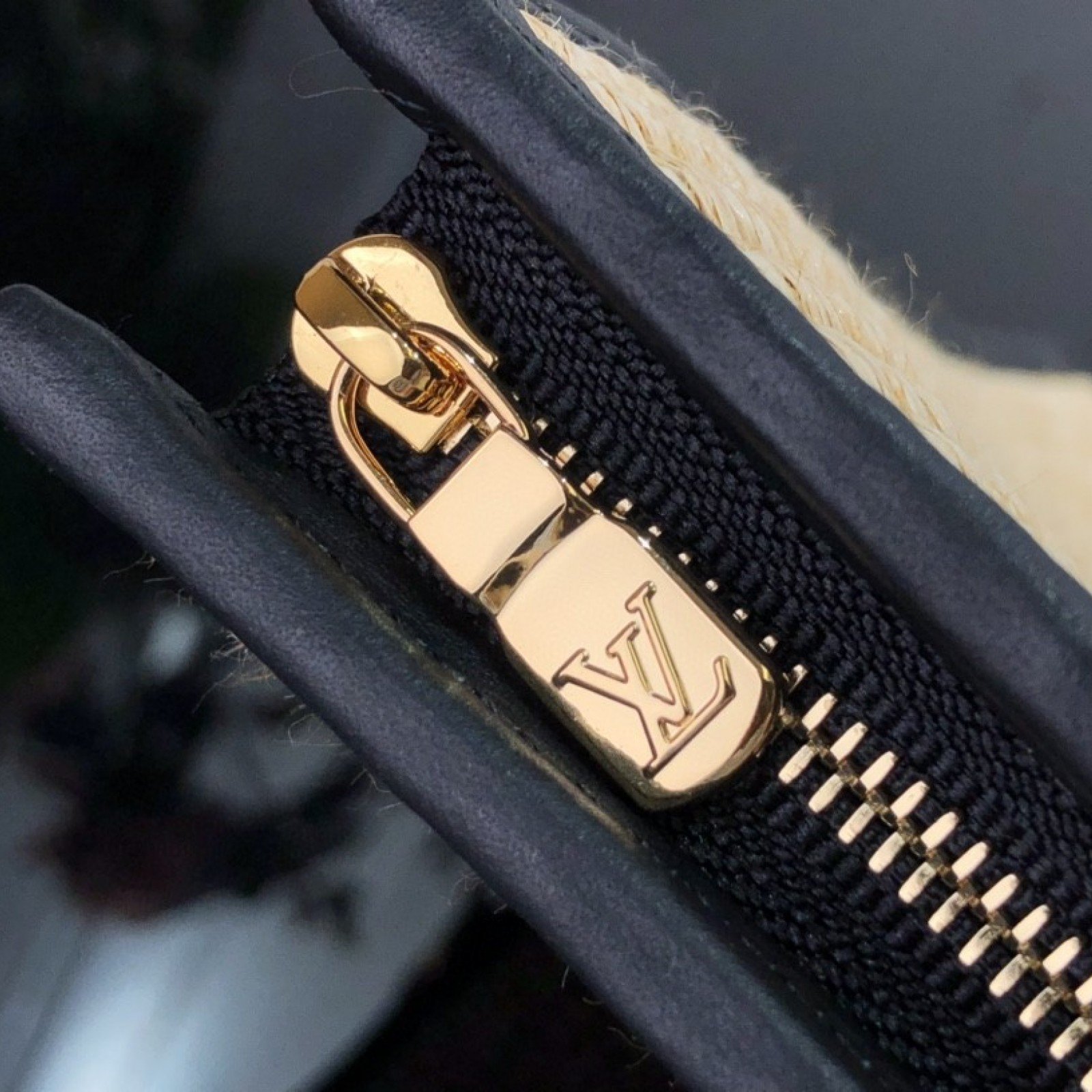 LV TOILETRY POUCH ON CHAIN M81366