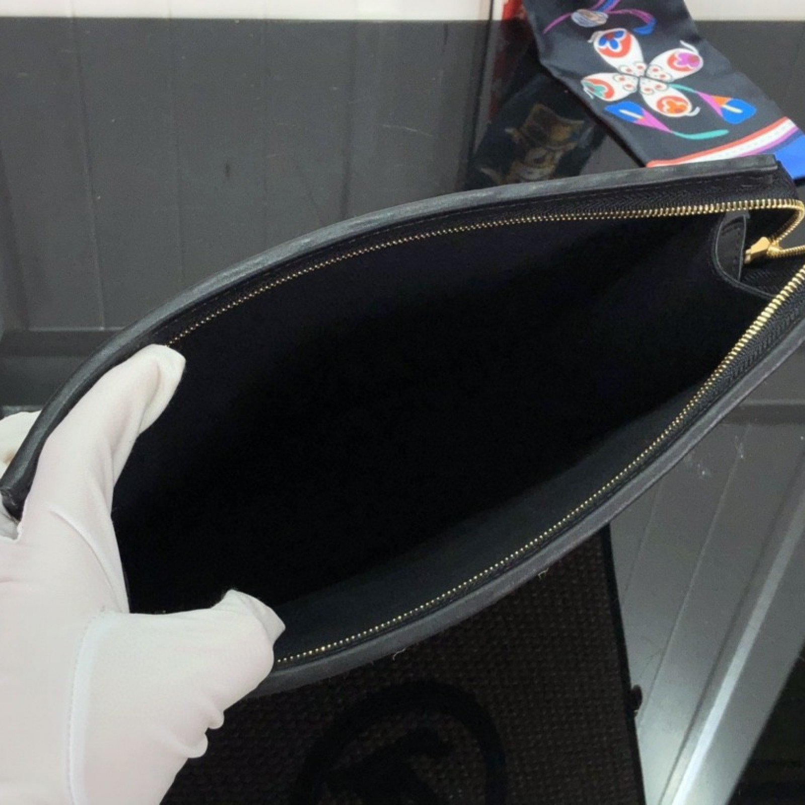 LV TOILETRY POUCH ON CHAIN M81366